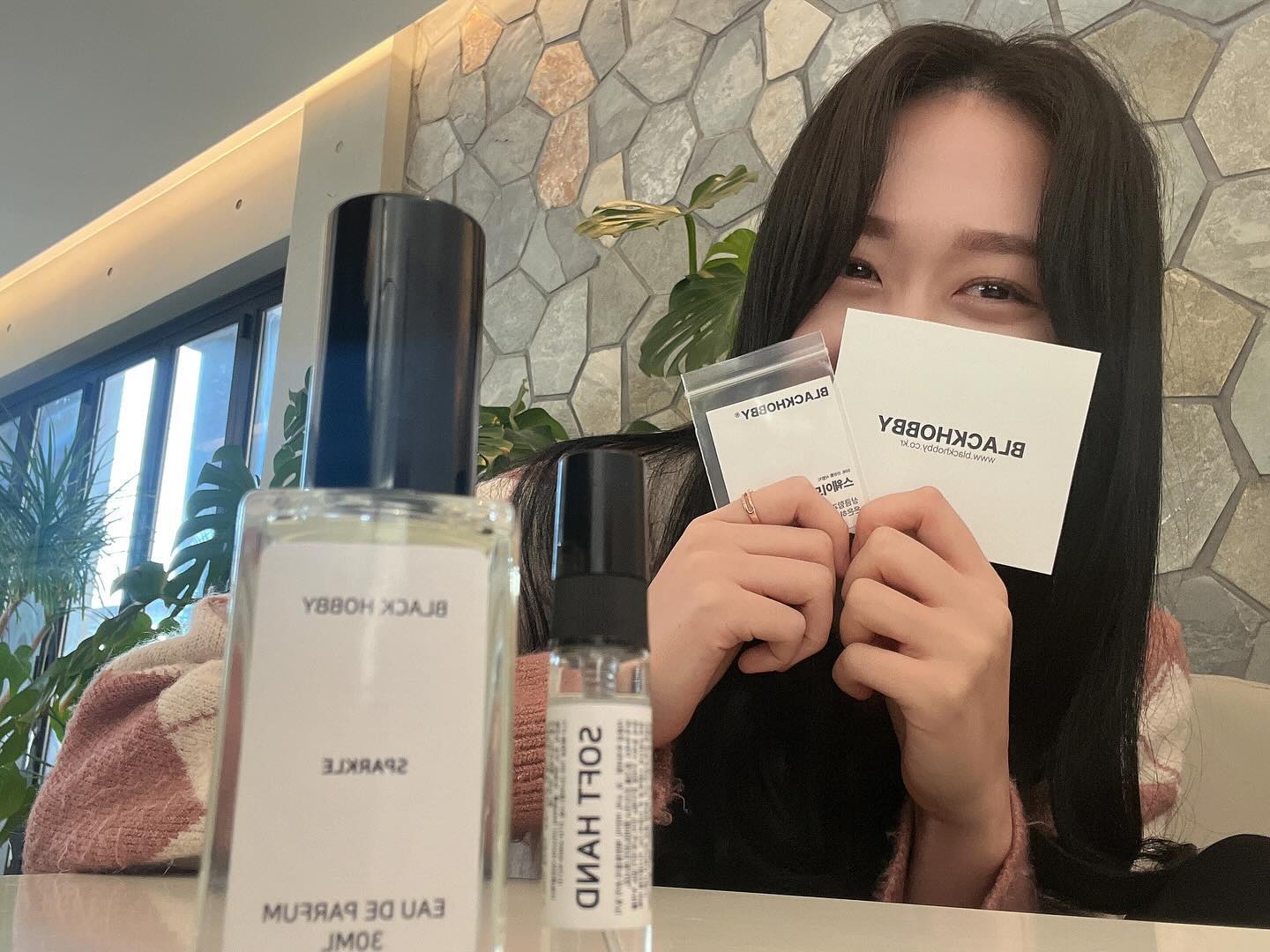 #광고

✨[블랙하비] 스파클 30ml
✨어두운(Black) + 취미 (Hobby)라는 뜻으로
내면 속 숨겨진  취향을 찾아주는 향수 
✨판매량 : 약 300,000개 이상
구매평 : 약 50,000개 이상
✨블랙하비 스파클 30ml
: 햇빛 아래 말린 뽀송한 빨래향과 시원한 청량향

.
.
.
#광고#향수#향수추천#향수선물#선물추천#니치향수#수제향수#남자향수#여자향수#드레스퍼퓸#섬유향수