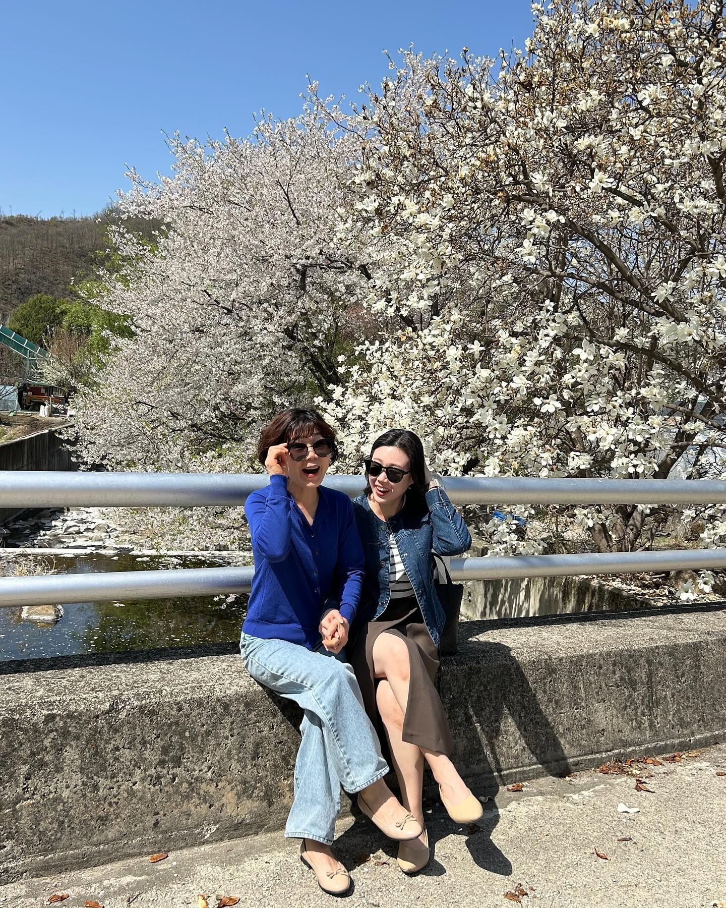 예쁜곳 보여주겠다며
정말예쁜벚꽃길로 천천히드라이브해주고
연천가서도 예쁜곳에서사진같이사진찍어찌롱
울엄마진짜이뻐...💜💜

오랜만에 엄마랑데이트 대성공💜