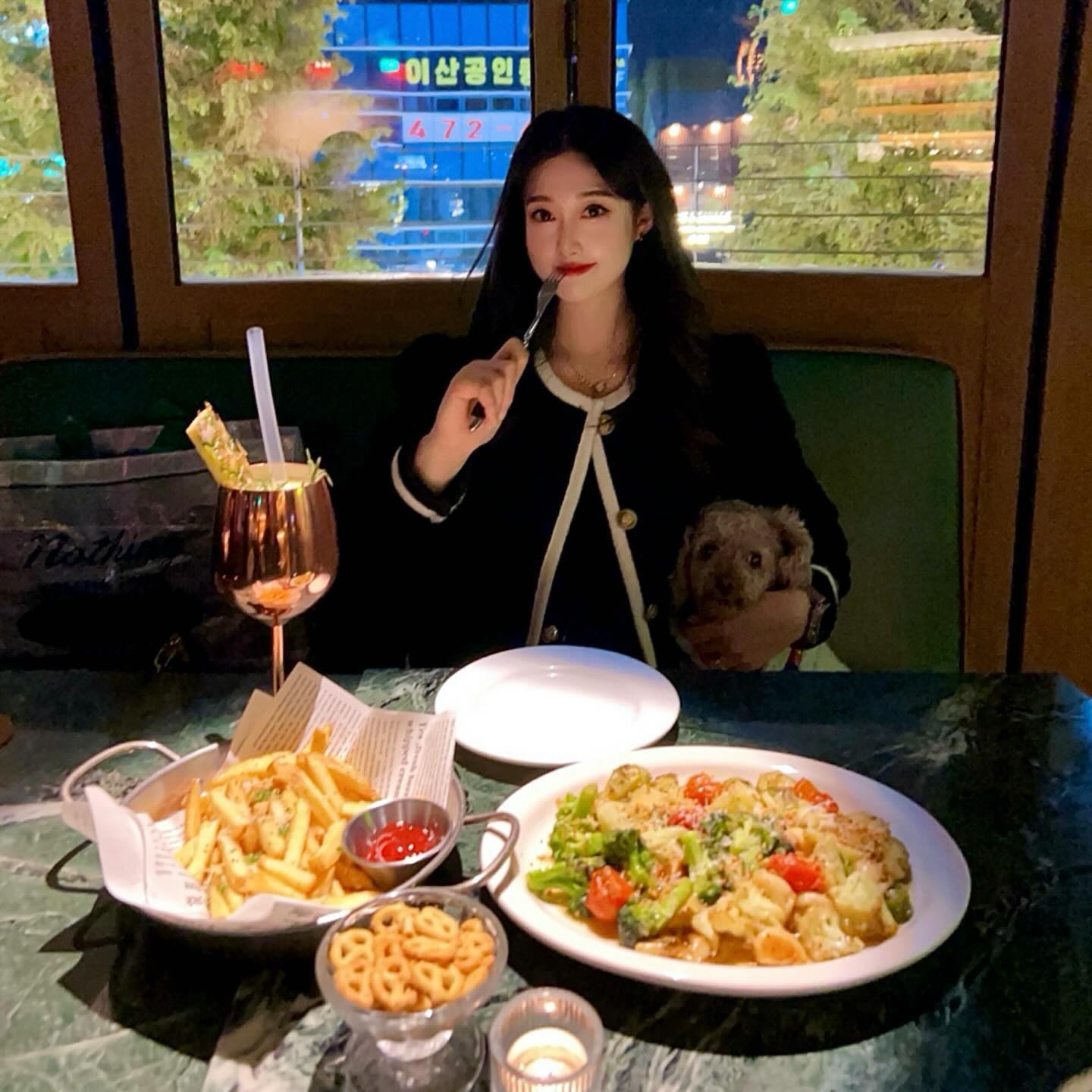 오랜만에 봉명동 나들이✨
어제 언니랑 초코랑 갔던 분위기 좋은 칵테일& 와인바를 추천하려고 해용🔥
심지어 반려동물도 함께 방문할 수 있어서
더욱 더 매력적인데요!🐩
매장 곳곳에 포토존도 많아 사진 찍기도 좋았어요✨
칵테일도 무알콜 가능! ( 일부 )
칵테일 종류도 많고 추천해주신 칵테일로 마셨는데 달달하니 맛있었어요!👍🏻☺️
안주도 다양하니 입맛에 쏙!!🥰
어제는 차를 가지고 가서 알콜이 아쉽더라구요😭
토요일 9시 30분엔 신나는 라이브공연도 해서 분위기가 너무 좋더라구요❣️👍🏻
밑에 협소하지만 주차장도 있습니다!!
.
.
.
👉🏻정문 앞 1층 입구로 들어가서 바로 왼쪽으로 꺾어 엘리베이터를 타고 3층으로 올라가면 리케리케 라운지입니다✨
👉🏻맥주, 칵테일, 와인, 위스키, 하이볼 등 다양한 주류를 즐길 수 있고 음식도 맛있어요!
👉🏻 운영시간: 매주 일요일 휴무! 
  18:00 - 02:00
.
.
.
#리케리케 #대전봉명동술집 #대전분위기좋은술집 #대전칵테일바 #대전와인바 #대전펍 #대전위스키 #대전봉명동데이트 #봉명동와인 #봉명동칵테일 

본 포스팅은 리케리케 라운지로부터 상품을 제공받아 작성한 후기입니다.