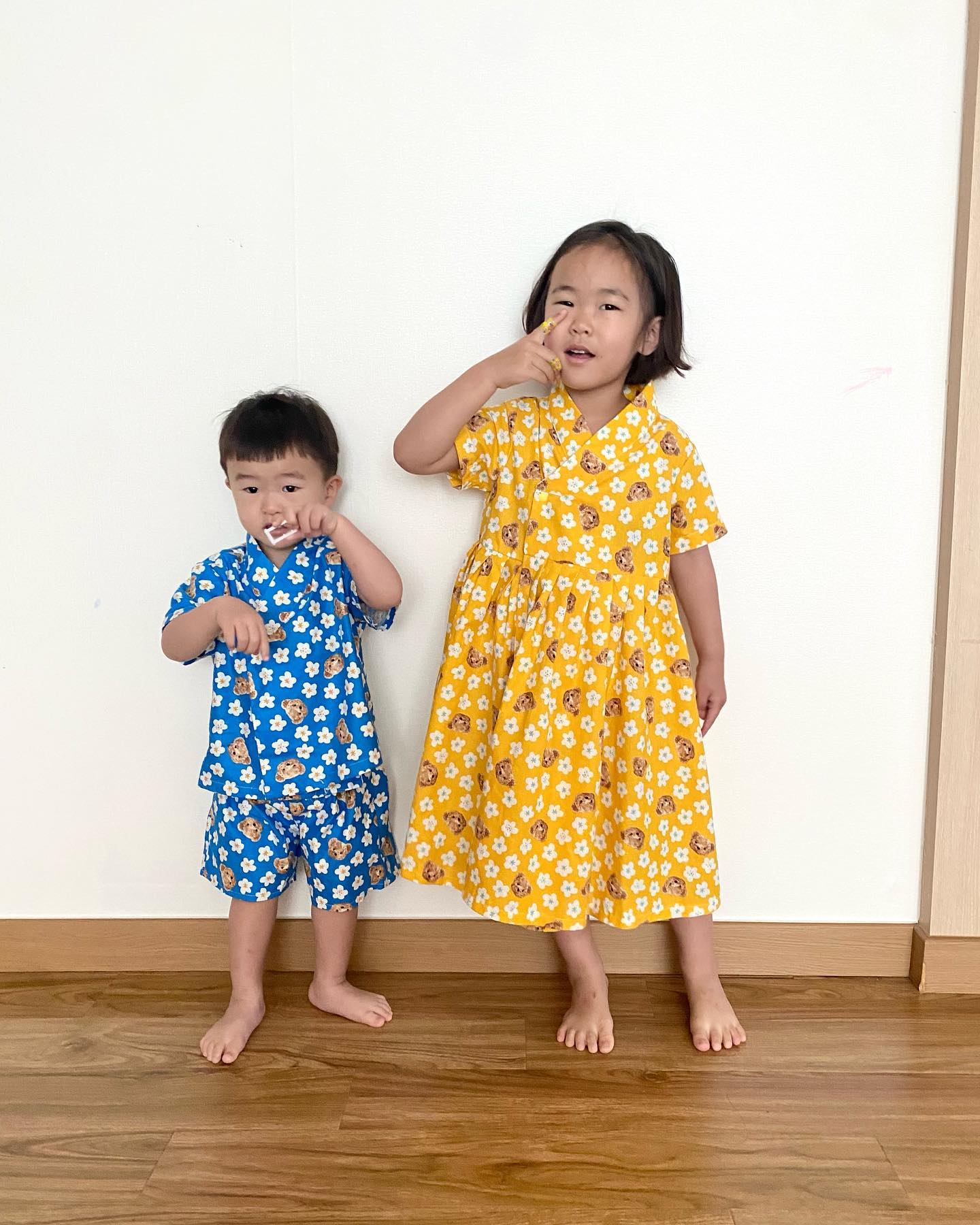 엄마가 한복을 좋아해서그래…😝
맨날 한복만 만들어…
이쁜 원단을 보면 한복생각나는데 어뜨케~

너네도 잘 입어주니 엄만 조타아~

.
.
.
.
.
.
.
.
.
.
.
.
.
엄만 옷을 또 만들어도 한복만들거가타🤭
엄만 제일 마지막 사진이 마음에 든닼ㅋㅋㅋㅋㅋ
#안내면진다 #가위바위보 #우리가이겼다