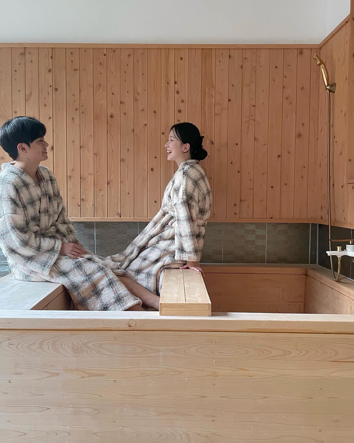 천혜의 자연을 벗삼아, 뜨끈하게 온몸 지질 수 있는 곳!
한겨울에도 땀 쫙 빼줄 편백 찜질방과,
차가운 공기 맞으며 온 몸이 노곤노곤해질 야외 노천탕을
호텔에 묵기만 하면 무료로 누릴 수 있어요〰️

객실 내부에는 그보다 더 프라이빗한 자쿠지도 마련되어 있답니다!
창문을 열어두고 자쿠지에 몸을 담그면, 프라이빗 야외 노천탕이라구요 🛁 

🏡 밀양 에버미라클호텔 emht_2022 
▪️경남 밀양시 산내면 얼음골옛길 358-9
▫️체크인 15:00 체크아웃 11:00
▫️침대 1, 화장실, 실내 자쿠지 (프리미엄 더블룸 기준)
▫️야외 노천탕, 편백 찜질방, 노래방, 게임방 - 무료
▫️개별 바베큐장 - 유료 

숙박권을 제공 받아 촬영 차 다녀왔습니다 〰️

#숙소추천 #밀양숙소 #밀양호텔 #밀양풀빌라 #밀양오션뷰풀빌라 #경남풀빌라 #경남펜션 #밀양가볼만한곳 #콩지커플_숙소