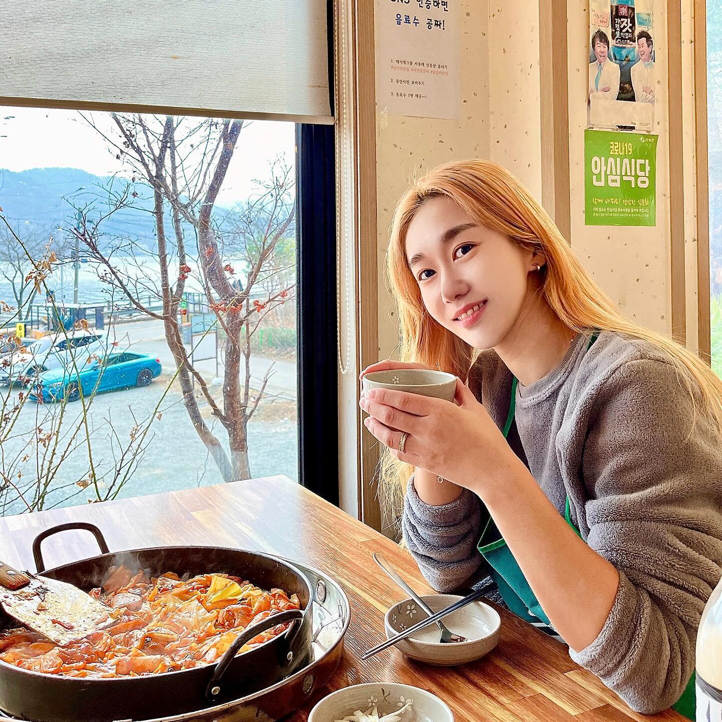 🛥️

점심은 간단하게!
춘천 닭갈비 + 가평 잣막걸리 + 볶음밥

사실 숯불닭갈비가 먹고 싶어서
간판을 보고 들어왔는데
숯불이 안된다네? 

🙄