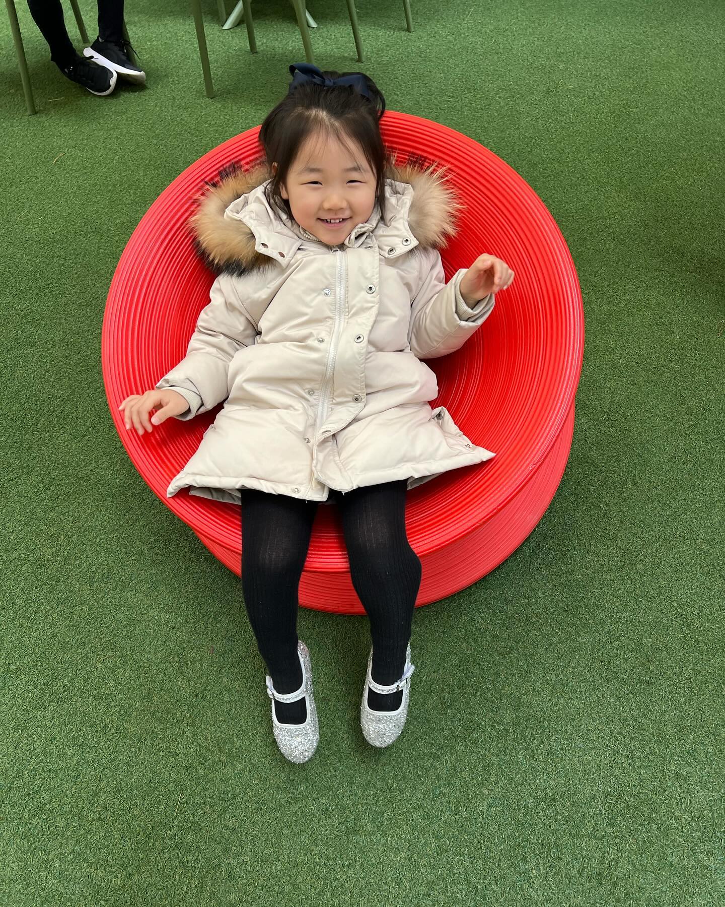 이야 66일간의 대장정 겨울방학을 마치고 드디어 내일 개학이다 !!!!!!! 씐나 씐나 ㅋㅋㅋㅋㅋㅋㅋ 나 말리지마 💃🏻💃🏻

#내일입학식이자개학식이라1시간만에오는거안비밀
#음악회한다고학부모도같이감 #아무의미없다 
#그래도개학 #방학끝 #핵조아 #자유를찾아서