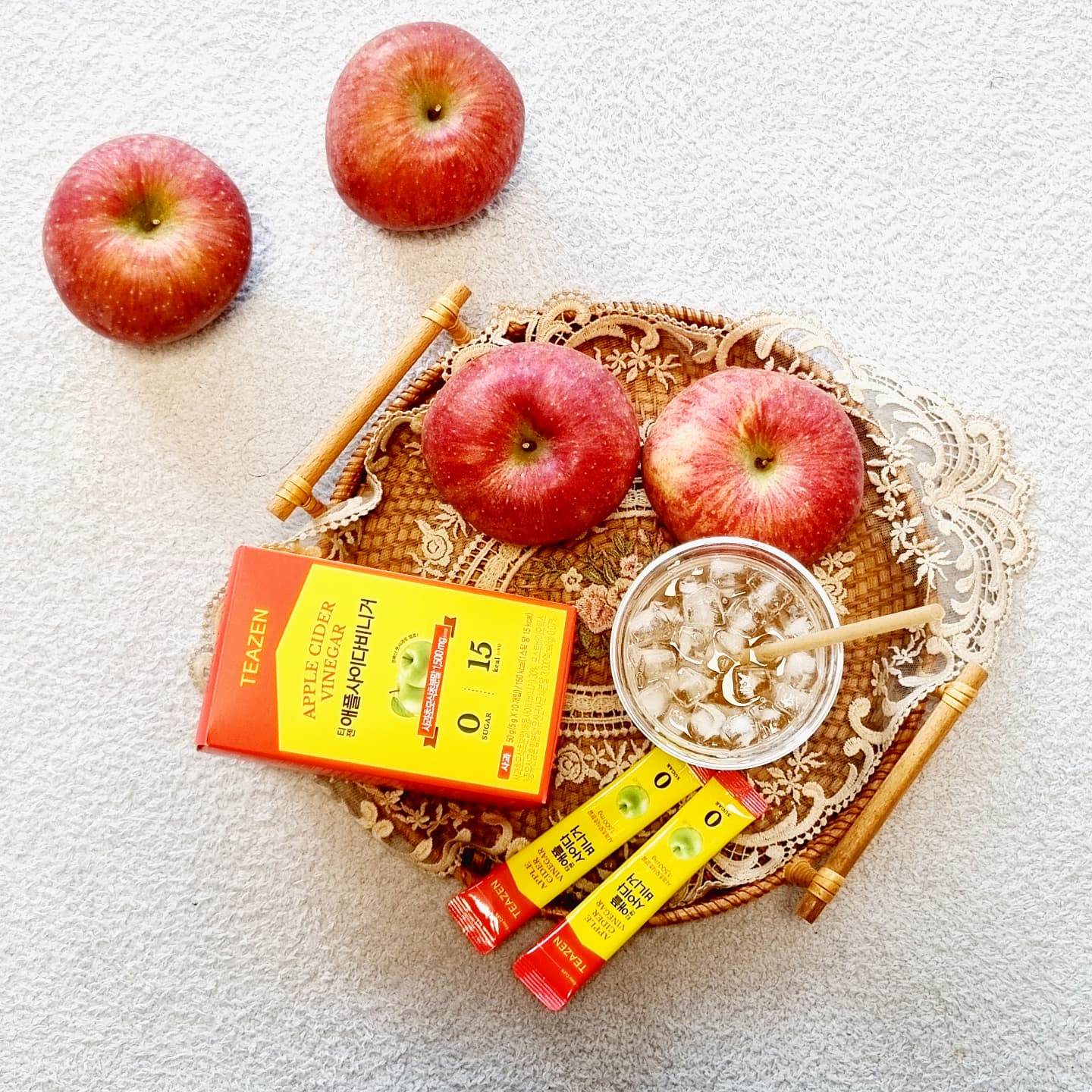 #협찬 🍎의 매력!!

가볍게 가방속에 쏘~~~~옥✨️
추워도 시원하게 마시고픔😝

애플사이다비니거🧊
혈당관리하시는분들
걱정이 되시는분들
걱정은 노노노~~

당류0g👍
저칼로리👍

새콤달콤
풋사과 애사비🍏🍏🍏🍏🍏

teazenofficial

#티젠 #애플사이다비니거
#육아 #일상 #먹거리 #맛집 #경북산풋사과
#공팔리터 #소통 #가장확실한방구석앱테크 #당류0g #유산균 #N잡러 #applecidervinegar #저칼로리 #TEAZEN #먹방 #포스트바이오틱스 #발효맛집 #애사비