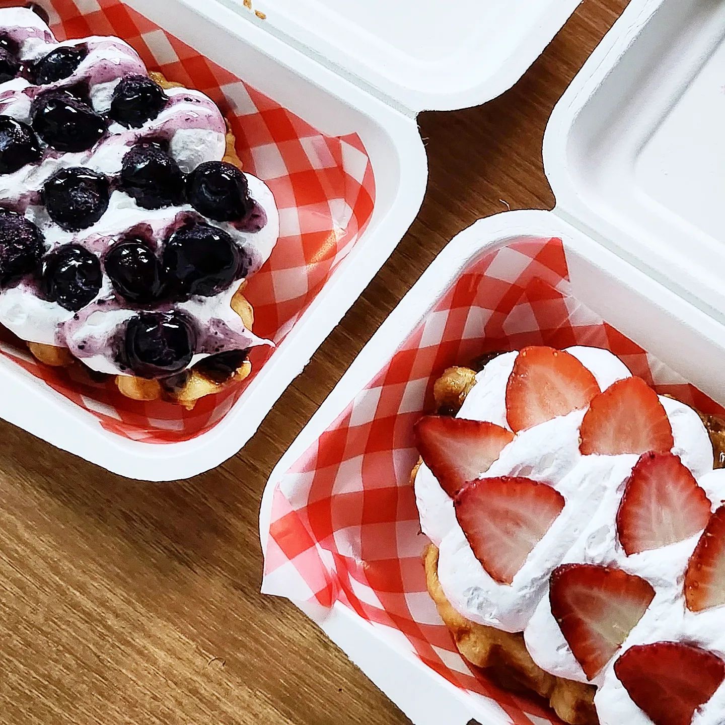🧇블루베리 크로플과 🍓딸기 크로플🥰
크로플을 사먹는 건 처음이였던것 같아요:)
항상 생지를 사서 만들어 먹었었는데~
이렇게 또 사서먹어보니 맛있네요!

전 아이스크림만 올려먹었었는데
다음에 만들어 먹을 때는 생크림과 과일을 올려먹어야 겠습니다🤩

#먹팔해요 #먹스타맞팔 #먹스타그램 #먹스타 #먹팔맞팔 #먹팔 #먹팔환영 #크로플 #와플 #블루베리크로플 #딸기크로플 #과일크로플 #잘먹겠습니다❤️