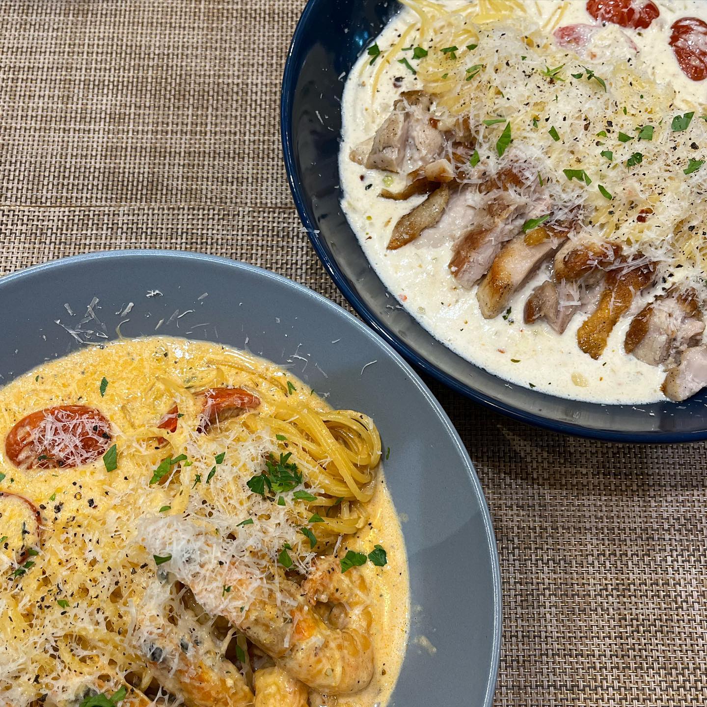 #협찬 #비스트로메종 

아늑한 분위기의 파스타맛집 비스트로메종 다녀왔어요 😍

저는 고민하다가 쉬림프 로제 파스타, 치킨 크림 파스타 주문했어요 ㅎㅎ 

주문하고 나면 식전빵을 준비해주시는데 사과처트니와 크림치즈를 같이 주세요 

처트니는 과일과 채소 식초등을 섞어서 만든 인도조미료라고 하는데 사과 과육이 아삭아삭하게 씨ㅂ히고 식전빵에 크림치즈와 처트니를 발라 먹으니 너무 맛있었어요! 

쉬림프 로제 파스타에는 큼지막한 쉬림프가 들어가있고 파스타 소스가 너무 맛있고 쉬림프와 조화가 좋았어요 치킨크림파스타는 쉬림프 로제 파스타와는 다른 매력으로 다가왔어요 크림 파스타답게 크리미한 맛이 일품이었답니당 파스타위에 올라간 치킨과 파스타를 같이 먹으면 매력이 시너지가 되어 좋았어요 ㅎㅎ 

직원분이 너무 친절하셔서 좋은 분위기에서 식사할 수 있었어요 또한 아늑하고 다정한 분위기여서 소개팅하기 좋은 느낌이었어요 

🖤 비스트로메종 

🖤 인천 연수구 컨벤시아대로 116 7단지 113호 비스트로메종

🖤 가게 상가 주차 가능해요🤍

#비스트로메종#인천대맛집#인천대입구역맛집#인천파스타#송도맛집#송도파스타#송도핫플#송도양식#인천양식#송도가볼만한곳#인천가볼만한곳#연수구맛집#송도데이트#인천데이트#파스타맛집