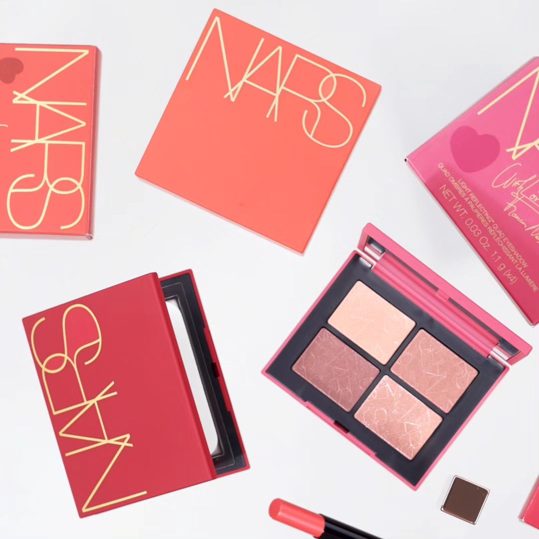 #광고 narscosmeticskorea narsissist 
“있는 그대로의 나 자신을 사랑하세요. 그리고 진심을 다해 사랑을 나누세요.”
#나스 위드 러브 컬렉션의 선물같은 메시지❣️

한정판 컬렉션답게 패키지부터 시선을 사로잡는 위드 러브 컬렉션! 전체적으로 팝한 컬러들이 인상적인데 강렬하면서도 산뜻한 오렌지 레드 컬러의 쿠션 케이스도 너무 예쁘지 않나요.
#결광쿠션 으로 유명한 네츄럴 래디언트 롱웨어 쿠션 파운데이션은 커버력이 높고 은은하게 빛나는 마무리감 덕분에 매끈한 피부를 연출할 수 있는 제품이에요. 예쁘게 빛을 반사시켜줘서 피부가 맑아보이는 #쿠션 !

거기에 나스 라이트 리플렉팅 세팅 파우더를 더해주면 조합 찰떡! 제가 좋아하는 파우더인데 패키지까지 레드로 나와서 완벽하게 마음에 들었습니다 ㅋㅋ
은은하게 펄이 들어있는데 이게 튀지 않고 피부에 착 붙어서 빛을 받을 때마다 투명하게 빛나더라구요. 이거 제형 너ㅓㅓㅓ무 가벼움. 손가락으로 쓱 쓸었을 때 진짜 무게감이라고는 1도 없고 어찌나 맑게 표현되는지 진짜 사용해보셔야 압니다요..

아이메이크업은 나스 라이트 리플렉팅 쿼드 아이섀도우 오사카로 해줬어요.
레이어링 하기 좋은 네 컬러로 구성되어 있고 은은하게 음영 넣어주면서 빛나는 아이메이크업을 완성할 수 있는 아이템!

립은 나스 에프터글로우 센슈얼 샤인 립스틱 #온엣지 .
촉촉한 제형이지만 발색력이 높아서 한번만 터치해도 선명한 컬러가 나오는 #립스틱 이에요.
온엣지는 코랄에 오렌지 몇방울 탄 컬러로 웜톤분들이 바르기 좋은데 컬러와 제형이 잘 어우러져서 상큼 그 자체였답니다.

컬렉션에 담긴 의미도 그렇고 제품 패키지도 너무 예뻐서 선물로도 좋은 #나스위드러브컬렉션
거기에 아시아 익스클루시브로 출시된 한정판 에디션이라 소장가치도 높구요. 나를 위한 선물, 혹은 여자친구 선물로 추천해요❣️

.
.
#나스쿠션 #나스코랄쿠션 #나스섀도우 #나스파우더 #나스립스틱 #결광쿠션 #아이섀도우 #파우더 #NARS #NARSKOREA #NARSISSIST #쿠션추천 #여친선물