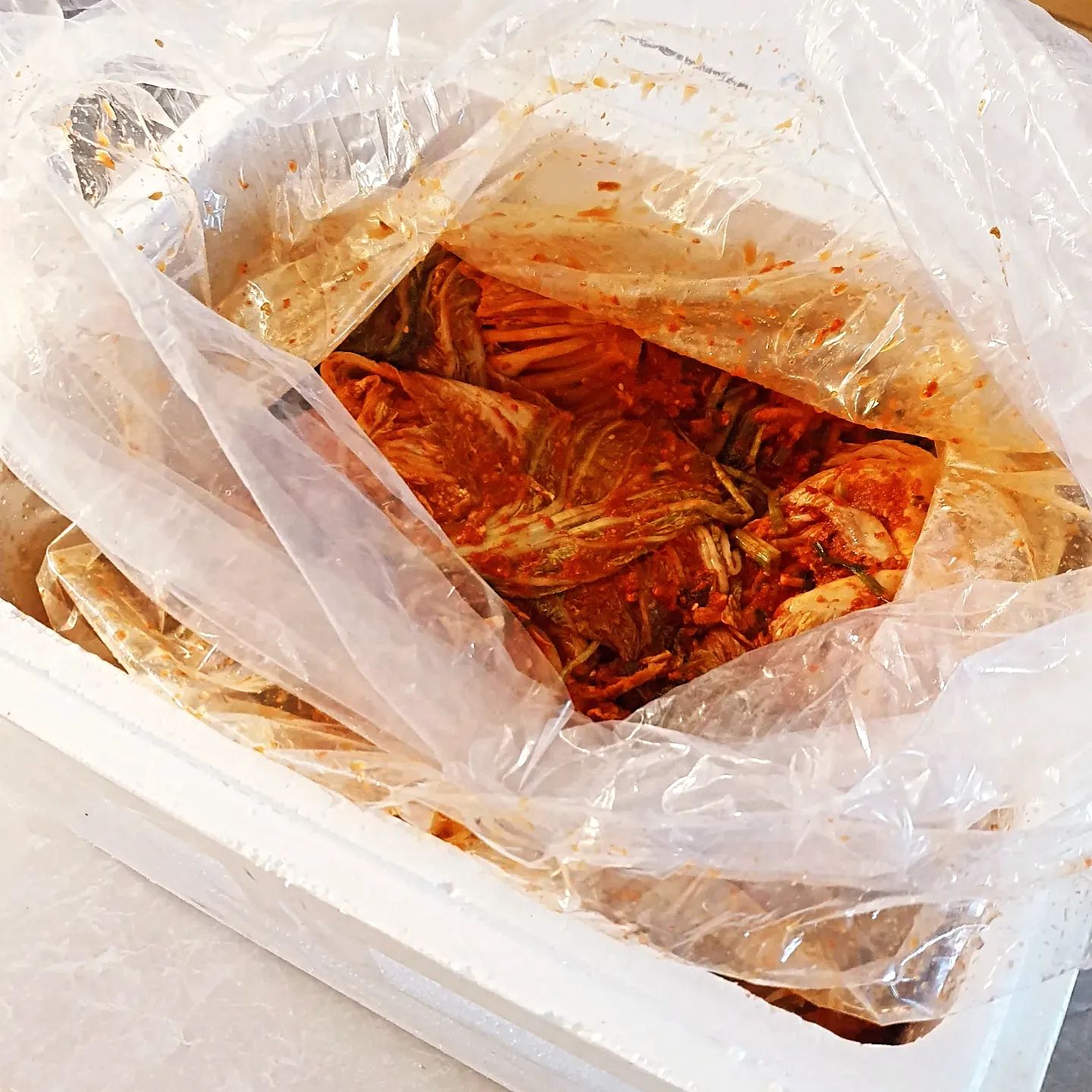 엄마표 김장김치 도착!
올해는 조금만 하기로 하고 조금만 보내신다더니...
한박스 가득 보내주신 귀한 김장김치

이건 머 완전 보쌈김치각♡♡♡
어여 고기 사러 마트 다녀와야겠다. ㅋㅋㅋ

#엄마표김장김치 #김장김치 #배추김치👍 #보쌈각😍 #엄마사랑해요❤️