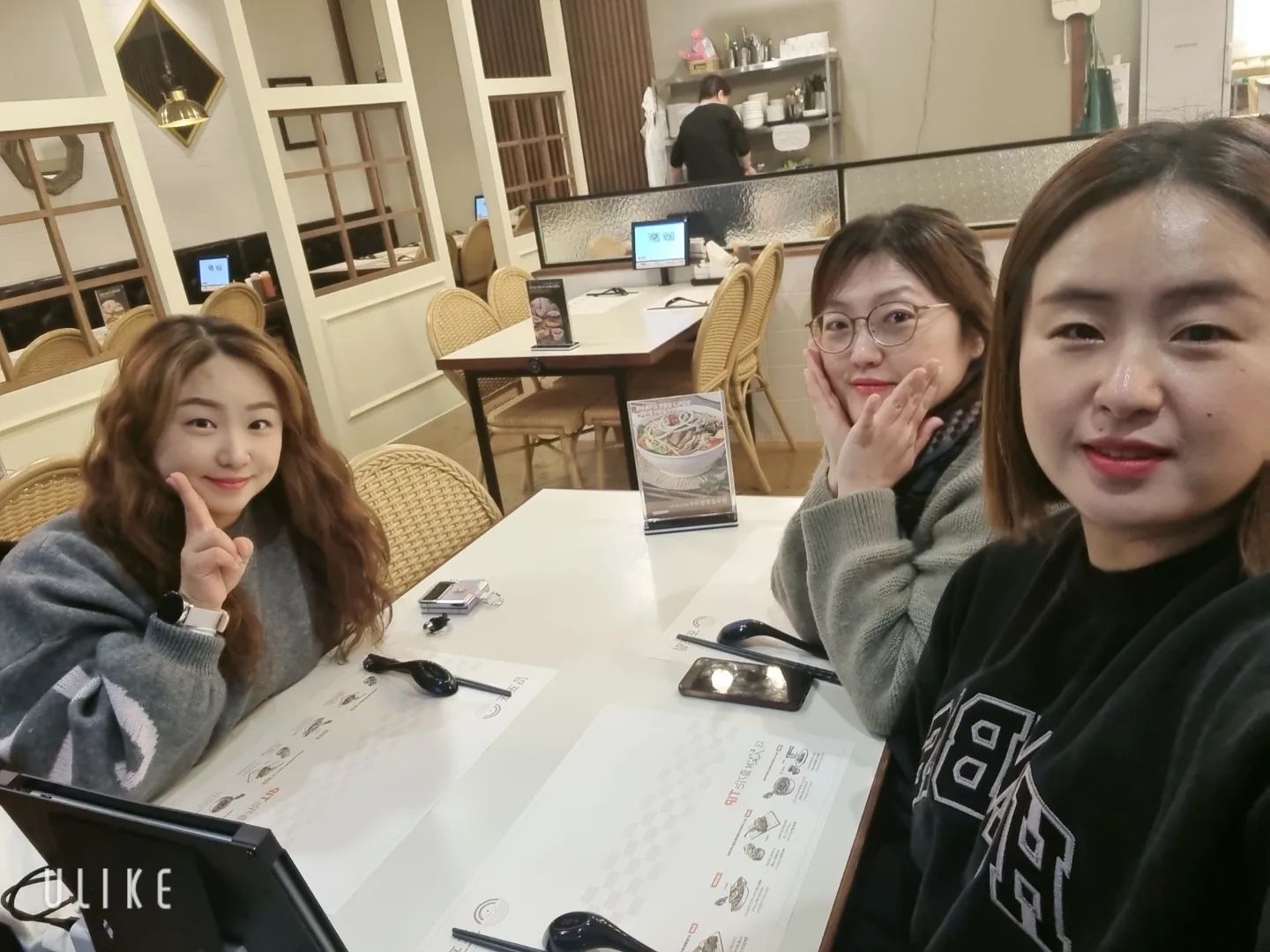 울 언니야들과 함께 ❤️ 
능력자 언니야들과 함께라면... 
무서울게 없다 ㅋㅋㅋ
.
.
잘 먹었습니다 😊
맨날 굽는데만 갔는데, 요런건 또 생소.. 😳
이게 뭐냐? 이름이 뭐냐? 어떻게 먹냐? 
그만 물어보라고... 🤣🤣
다음에도 맛있는거 먹으며 얼굴 봐요! 
twosemom  cocomina486 
#포포밀 #베트남음식점 #맛있음 #세트메뉴
#네이버예약가능 #새우튀김서비스
#감사합니다🙏