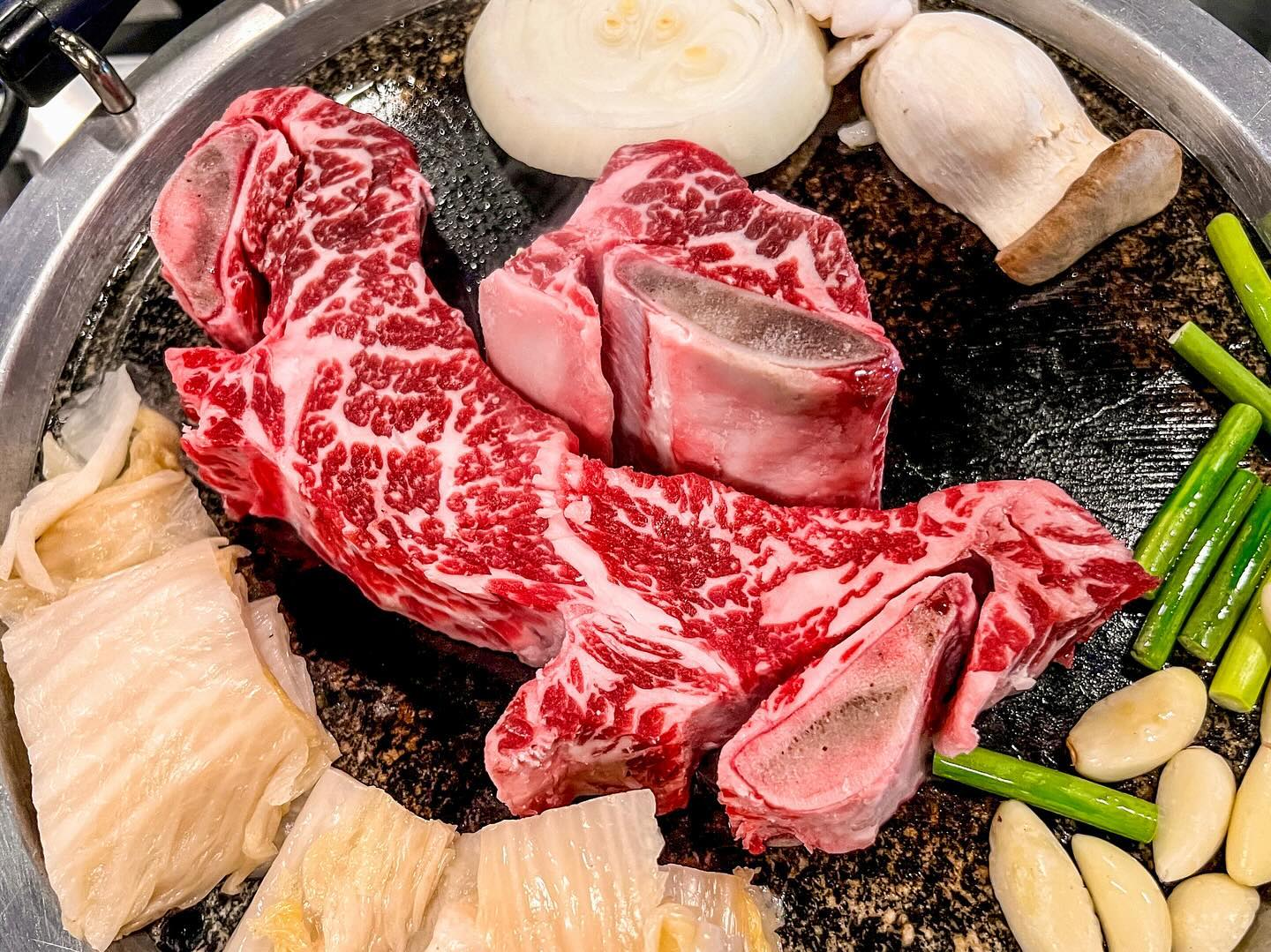 #협찬 #두께미쳤다 #LA생갈비
.
신논현역 웨이팅 맛집 Go‼️‼️
고기가 엄청 실하다는 소제이에 다녀왔습니다
.
✔️ LA생갈비
두툼 비쥬얼의 끝판왕
이렇게 두꺼운 LA갈비 보신적 있으신가요??
우대갈비보다도 두툼한데. 땟깔은 어쩔??
선홍빛 고기땟깔에 마블링 화려하니 고기 신선도 합격!!
소스도 다양하고. 백김치랑 청어알젓깔까지 올려
계란 노른자 콕 찍어주면요 ㅋㅋㅋㅋㅋ 그냥 무한흡입이에요 ♥️
.
✔️ 맛보기 소꼬리찜
소꼬리찜도 질수없다!!
LA갈비 만큼이나 너무 두툼해 맛보기가 아닌 비주얼
부추 듬뿍 올려 꼬리찜  한입 냠 하니
고기는 부들부달 녹아내리고 부추덕에 상콤팡팡!! 극락입니다
.
✔️ 차돌 된징찌개
LA갈비에서 떼어낸  뼈를 찌개에 넣어 끓여주시는데
구수한 국물이 아주 기깔나더라구요
고기도 듬뿍. 술을 깨우는 해장 역할까지 👍👍👍
.
고기도 직접 다 구어주셔서 대접받는 느낌에
음식맛은 물론이고 친절한 서비스는 대 만족이였습니다
세상 두툼한 LA갈비살과 소꼬리찜 이건 꼭 두셔보세요
.
진. 짜. 후. 회. 없. 음. 🙏🙏🙏🙏
.
.
< 소제이 서울본점 👉 so_j1986 >
- 서울시 강남구 강남대로114길 13 1층
- TEL : 0505-1371-1448
- 월~목 17:00~1:00 / 금~토 17:00~2:00 / 일요일 휴무
- LA꽃갈비살 500g : 50,000원
- 맛보기소꼬리찜 : 30,000원
- 된장찌개 : 8,000원
- 소주 : 5,000원 
.
.
#소제이 #소제이서울본점 #신논현역고기집 #신논현고기집 #논현동고기집 #강남소갈비 #LA갈비맛집 #LA소갈비 #LA꽃갈비 #소고기맛집 #논현동소고기 #신논현역소고기 #신논현회식 #신논현역회식 #강남맛집 #소고기 #소갈비 #소갈비살맛집 #