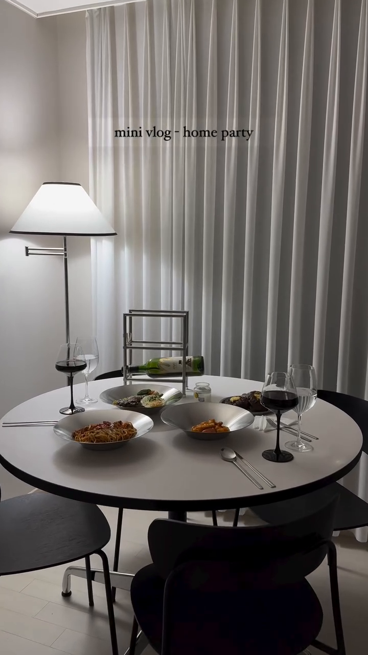 집 꾸미는게 제일 좋은 요즘 •• 🍷🍴🪑

정보 요청주셔서 정보 요정
- 테이블: https://ozip.me/QcBMMiW?af
- 의자: https://ozip.me/2NZBHYB?af

#homeinterior #homeparty