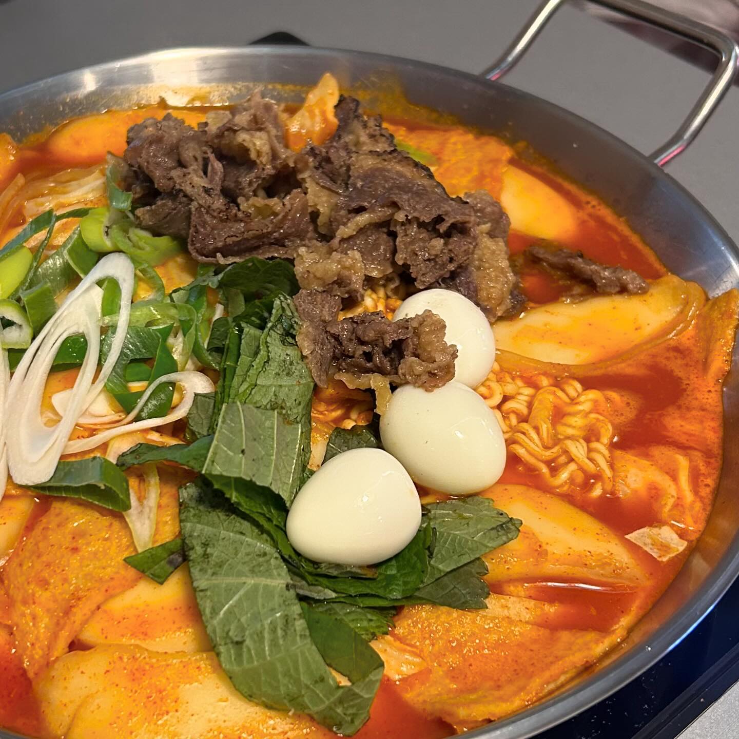 신사 밀떡팩토리

📍서울 강남구 강남대로152길 64 B1

💟 떡볶이 러버에게 피할 수 없는 숙명! 주 1회 떡볶이 먹기🫶 차돌박이 떡볶이 / 비빔만두/ 버터갈릭 감자튀김까지!

💟다른 떡들과는 다르게 기다란 떡국 떡 느낌에 어묵, 메추리알로 들어있고 맵기 조절도 할 수 있어 좋았어요 다음에는 투움바 떡볶이도 먹어보고 싶어요☺️

💟밀떡팩토기 2호점에서는 네이버 알림받기하면 비빔만두를 서비스로 받을 수 있어요!💥

💟버터갈릭 감자튀김은 생각했던 바로 그 맛! 단짠단짠늬 조화를 한 층 살릴 수 있어요☺️☺️

#밀떡팩토리 #서울즉석떡볶이 #서울떡볶이맛집 #버터갈릭감자튀김 #가로수길데이트 #가로수길떡볶이 #신사동맛집 #신사떡볶이 #먹스타 #먹스타그램 #먹팔 #먹팔하면맞팔 #좋아요