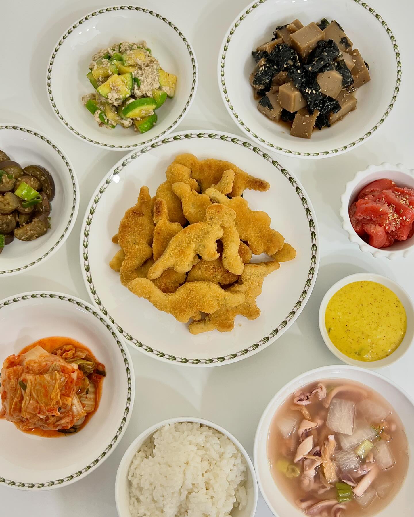 .
오늘 아침!!!

•백미밥
•맑은오징어황태국
•용가리치킨
•가지볶음
•두부애호박나물
•도토리묵김무침
•명란젓갈
•베추김치

#주윤이네식탁