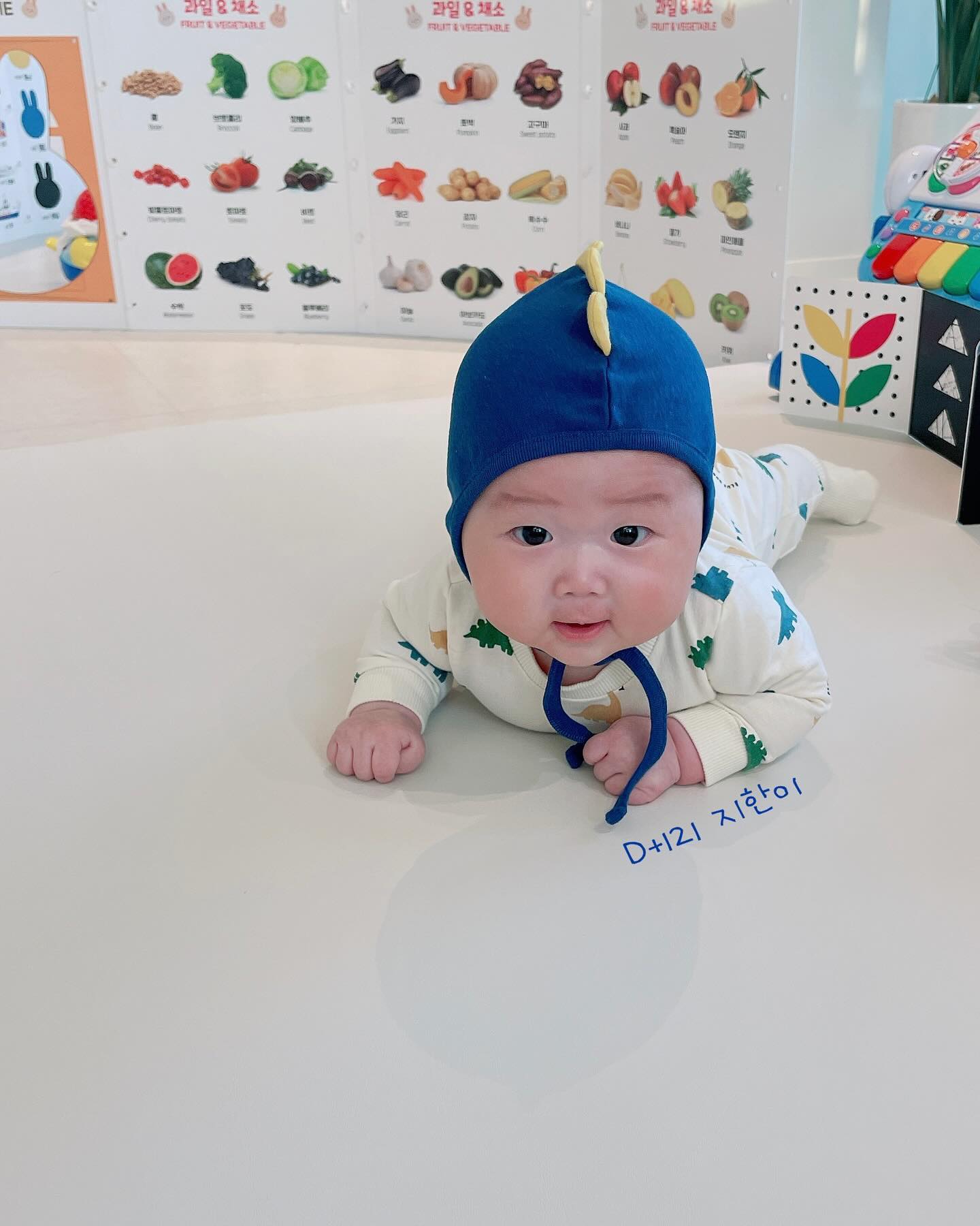 지한이 공룡옷입어서
정글존에서 한컷.

나뉸 공룡인데
아빠는 닭벼슬이라해여👶🏻
-
-
(왜이렇게 빨리 크는지ㅋㅋ
아기옷 한두번입고 다 못입는듯ㅋㅋ
급하게 사진이라도 남겨두기🤣)