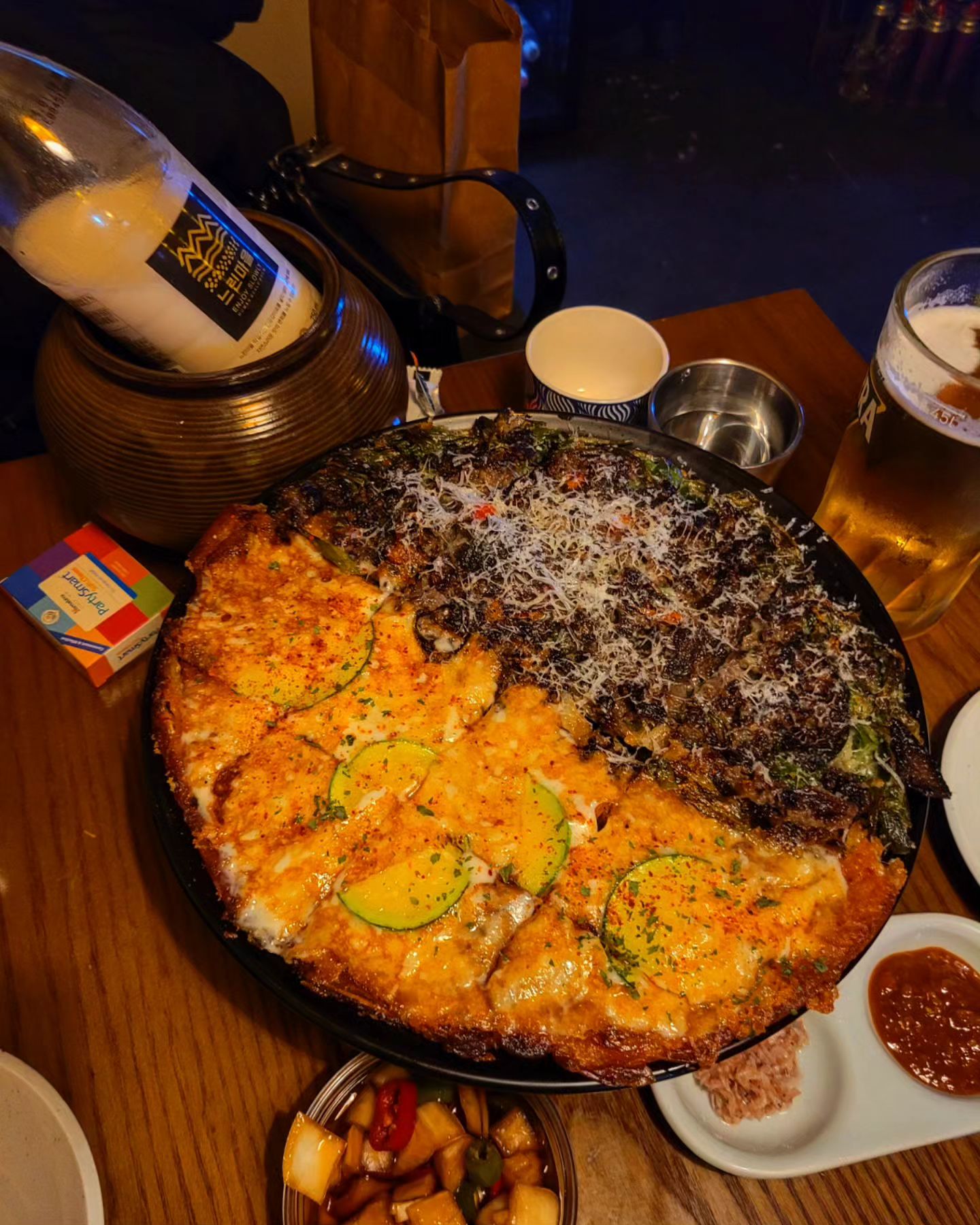 내사랑 망원동 맛집 정주일가🔥
오픈초기부터 꾸준히가는 또또또간집💕
주변 지인들 많이 데리고 갔는데 데리고 가는 사람들마다 여기 좋다 연발해서 아주 뿌듯하답니당😋

처음 방문했을 때부터 맘에 들었는데
매 번 갈 때마다 알게모르게 조금씩 더 발전해서 더 좋아용👍
분위기 좋고 맛있고 친절한데 안 갈 이유 있나요🔥

🖤정주일가🖤

🎈메뉴
✔️✨️반반전 - 20000원 (치즈김치전 + 불고기부추전)
 무조건 시켜야 하는 메뉴✨️
✔️정주보쌈 - 26000원
✔️한우치즈육회 - 20000원
✔️느린마을막걸리 - 8000원
✔️오매락섞음주(하이볼) - 8000원
 (배 + 매실 조합이 달달하고 맛있어요!🎈)

✔️위치
서울 마포구 포은로 66 1층 정주일가
망원동 338-39

✔️영업시간
월~금 : 18:00 - 02:00 (네이버에 평일 오픈런 하이볼 쿠폰있어요💕)
토~일 : 17:00 - 02:00

✔️번호
0507-1396-4083

jungju_1_ga

#망원동 #정주일가