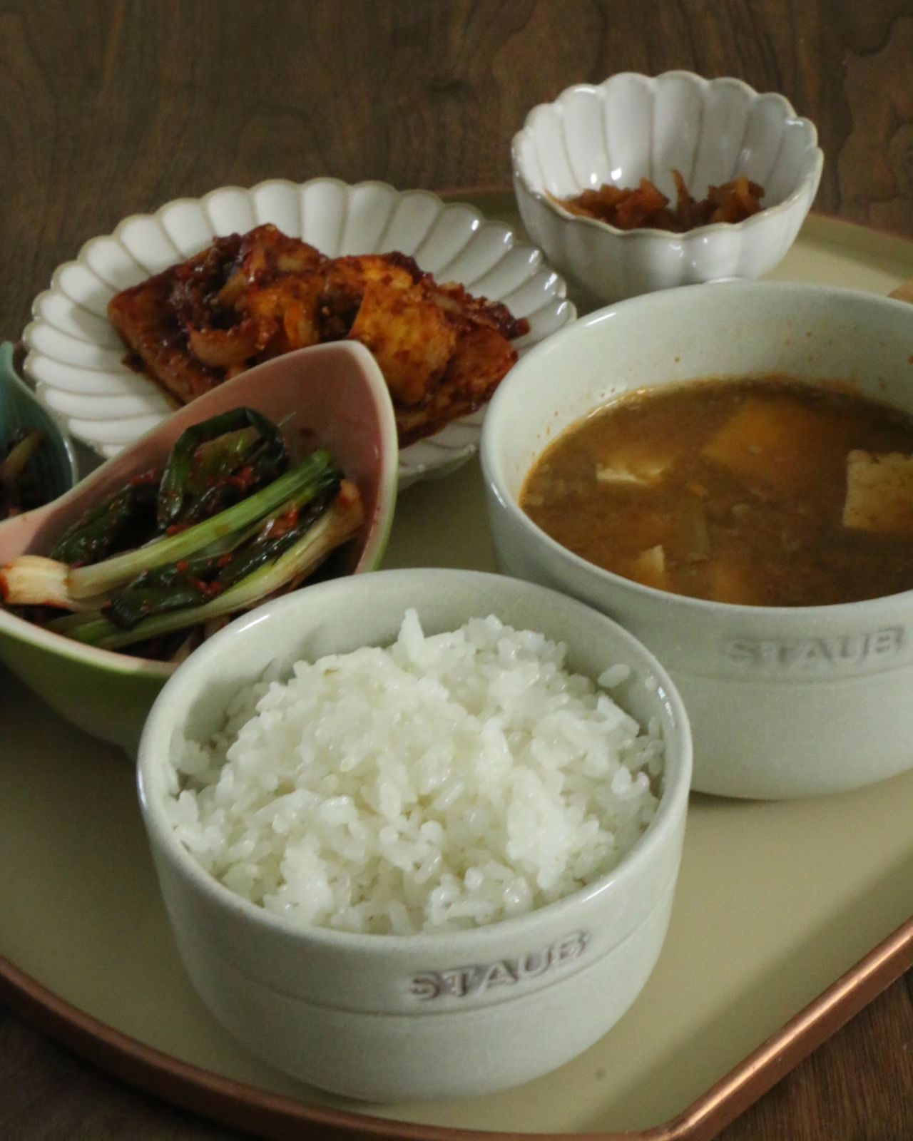 가정식의 집밥🍚
쌀만 맛있어도 집밥의 반이상은 완성인것 같아요 ! 
버미큘라 라이스팟도 들일만큼 밥맛에 진심인 저희집이라 쌀에 있어서도 엄청 까다롭게 고르는데 97년생농부님네 궁합미 햅쌀이 요즘 저희 식탁 메인이에요 🫶
도정날짜도 가장 최근걸로 보내주시고 항상 받을때마다 감동인 97년생농부님네쌀 , 맛잘알 울 인님들은 이미 너무 잘 아시는 그맛 👍진짜 강추드려요 !

참 그리고 전 요즘 아기가 한참 이유식중이라 흰쌀과 찹쌀을 같이 재배한 97년생농부님네 만의 궁합미로 이유식을 만들면 두번 일할 필요없이 좋더라구요, 이유식으로도 강추에요!

그리고 농부님네 잡곡을 비롯해 토마토 단감까지 모두 맛있다는거 안비밀 ❤️

요란하게 바람불고 비가왔던 오늘이 지나고 나면 내일부터는 기온이 훅 떨어진다고 합니다 ㅠ 
울 님들께서도 항상 건강 잘 챙기시고 행복하세요 🙏

#97년생농부 
#햅쌀 
#쌀추천 
#이유식쌀 
#집밥스타그램
#집밥소통
#오늘은뭐먹지
#우리집밥상
#가정식
#버미큘라라이스팟 
#그릇추천 
#슈플레이트