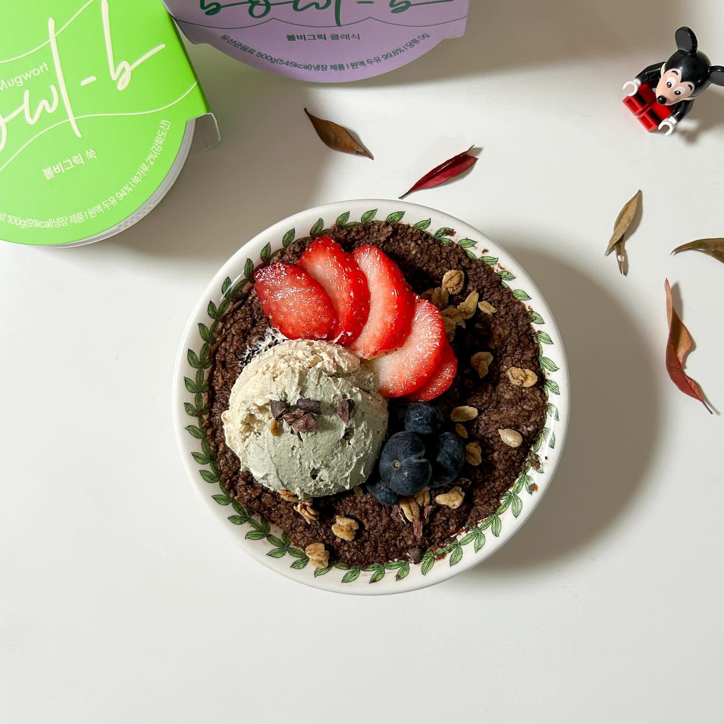 집에 왔으니 또 마음껏 먹을 수 있는 #오트밀🥣
예전에 만들어본 오트밀갸또 레시피 소환해서 먹었더니 진짜 맛있다🥺 초코칩도 넣어서 중간에 초코 녹은 부분이 더 달달..🧡 위에는 #볼비 오리지널&쑥 반반 조합으로! 달달꾸덕한 갸또와 고소치덕한 두유그릭 조합 최고~!

오랜만에 베이킹 공장도 돌린 최애 레시피 #오트밀스콘 소환하고 ~ ❤️ 동네 구경도 좀 하고 ~

아침은 #틴베이크 딸기샌드스콘🍓 구) 건공 이후로 리뉴얼 후기가 되게 좋길래 캐나다에서부터 너무 궁금했는데ㅋㅋㅋ 진짜 더 맛있어졌다😝 중간중간 딸기 과육도 씹히고 전보다 대체당 맛이랑 꼬동한 식감이 많이 줄어든 듯!! 또 사야지😙

2023년에는 정말 생각지도 못했던, 아니 할 수 없을 거라 생각해서 당연히 기대조차 없던 일들이 많이 일어났고 멈칫할 때도 있었지만 나답게 잘 헤쳐나가며 무사히 보낸 것 같다! 

또 식습관 관련해서도 동생과 여행하면서 거의 9시가 되어서야 먹기도 하는 등 나의 식사패턴에서 벗어난 적이 대부분이었고, 운동은 당연 못했는데 파리 여행 도중 숙소에 체중계가 있길래 궁금해서 재 봤더니 오히려 감량이 되어 있었고 남은 여행을 모두 끝내고 한국 귀국한 뒤 확인해 보니 걱정할 것 없이 잘 유지되는 중🙆🏻‍♀️

2달 넘는 여행 기간 동안 운동을 전혀 못했지만 결론은 올해 초 캐나다 출국할 때 53kg 후반에서 ➡️ 한국 귀국 46kg으로 약 7kg 정도 빠진 후 다시 돌아왔다🙂 다시 패턴 슬슬 적응하고 새로운 도전도 계속하면서 자리 잡으면 운동도 시작해야지! 2024년에는 더 건강해지고 몸과 마음이 풍요로워서 다른 사람들도 많이 사랑할 줄 아는 내가 되기 위해🫶🏻