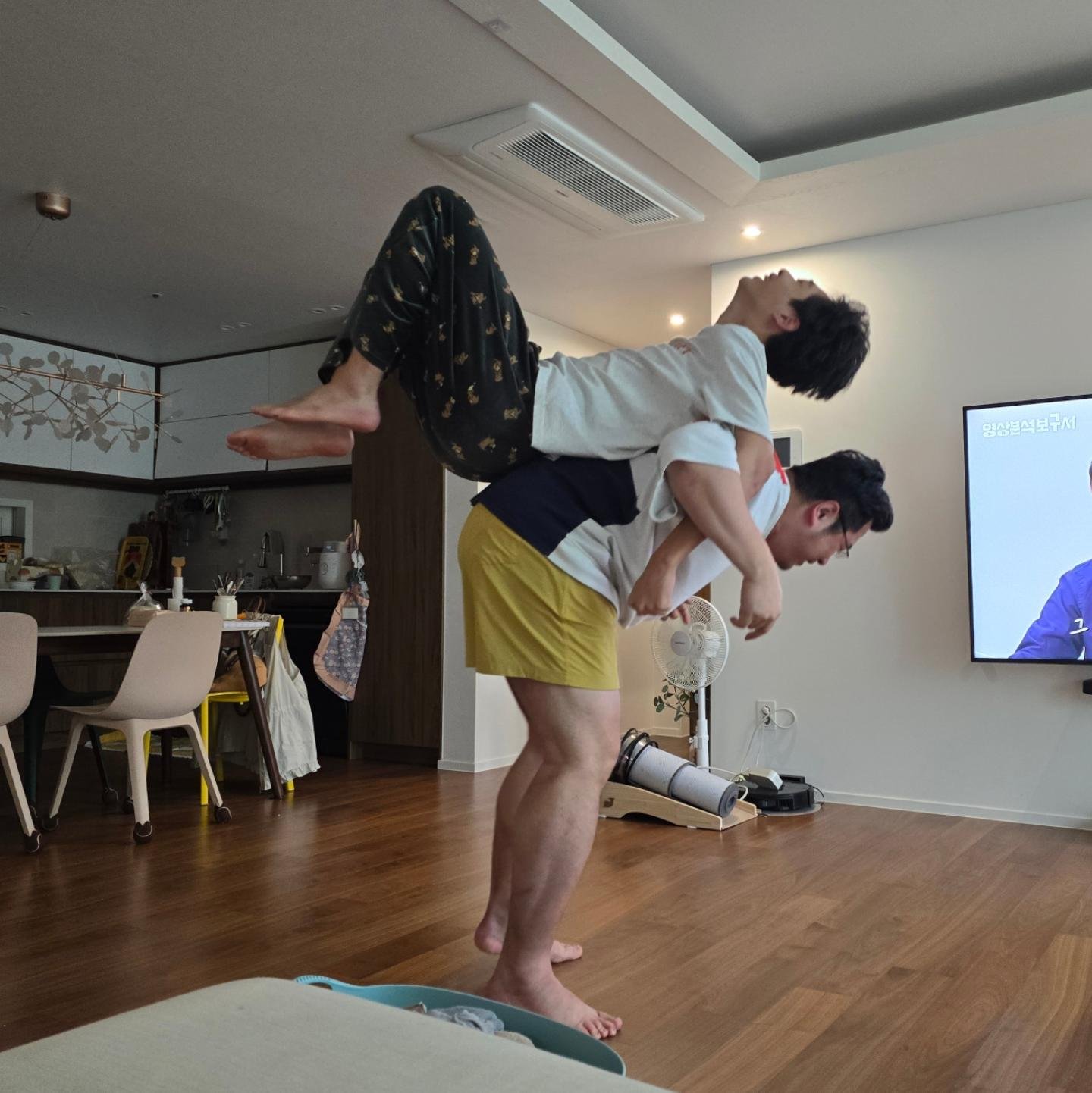 ㅋㅋㅋㅋㅋㅋㅋㅋ
어제 아들의 한마디.

experience gravity-free state
  VS 
a weight that defies gravity

#부자지간 #아빠와아들