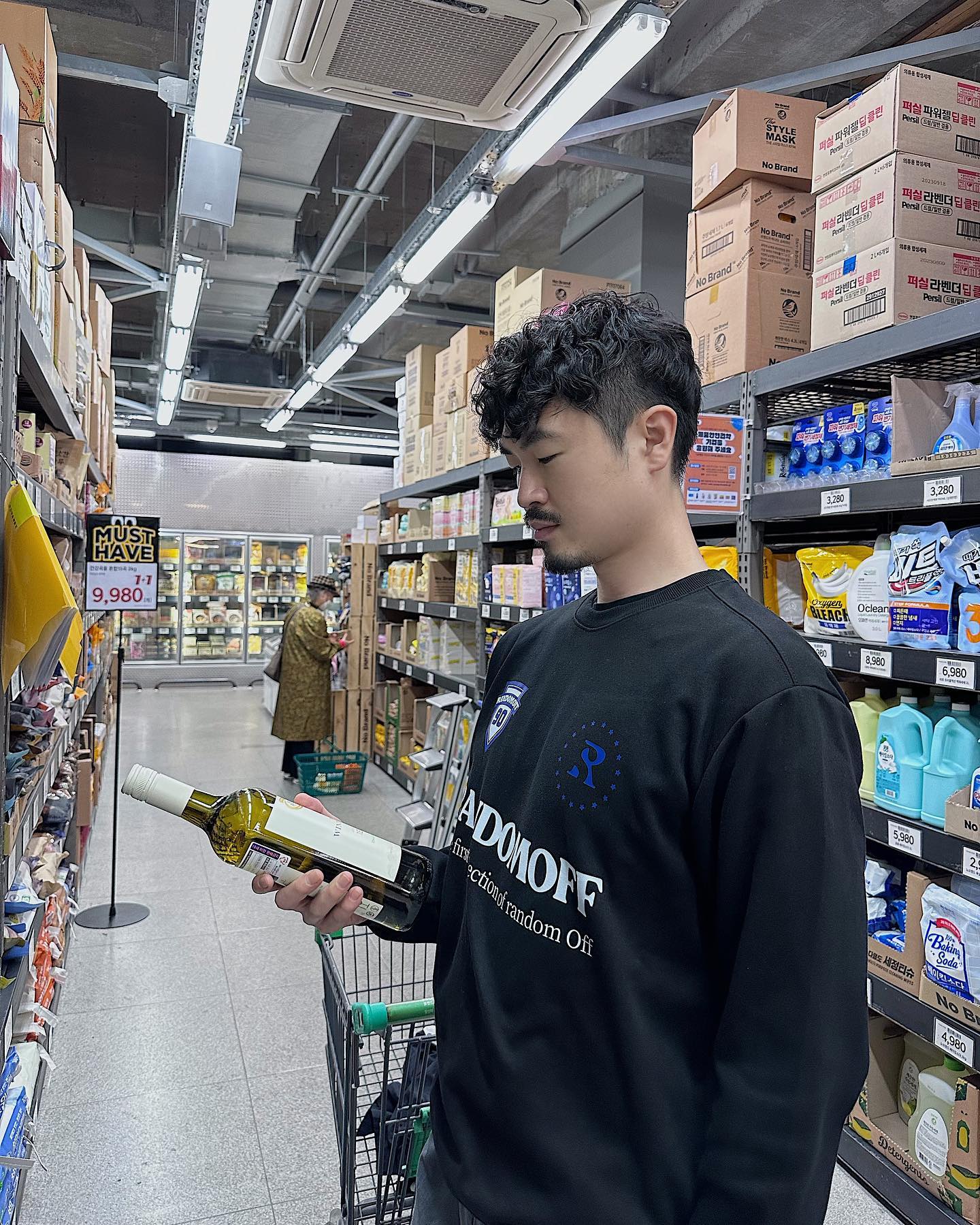 짠 오늘은 완전 남편이 거의 요즘 교복 처럼 잘 입고 다니는randomoff_official 맨투맨 이에용🤍🧔🏻‍♂️

 딱 요즘 감성 프린팅에 편안한 착용감 핏까지 손이갈 수밖에 없는 그런 맨투맨이더라구용 🙌🏻

벌써 몇번 세탁을 하고 입었는데 목 늘어남도 없고 넘 이쁜 것 같아요 🫶🏻

🥚10\23일 월요일 ~ 11\5일 일요일 2주간 바스타일에서 기획전 오픈한다고 하네용 바스타일에 이쁜 옷들이 많으니까 한번 구경다녀오세용 🤍

-랜덤 오프 전상품 30% 할인, 추가 쿠폰까지 준다고 하니까 놓치기 전에  후다닥 다녀오세용🙌🏻 

 #랜덤오프#바스타일#vastyle#randomoff #랜덤오프맨투맨#맨투맨#남자맨투맨추천#남자가을맨투맨#블랙맨투맨