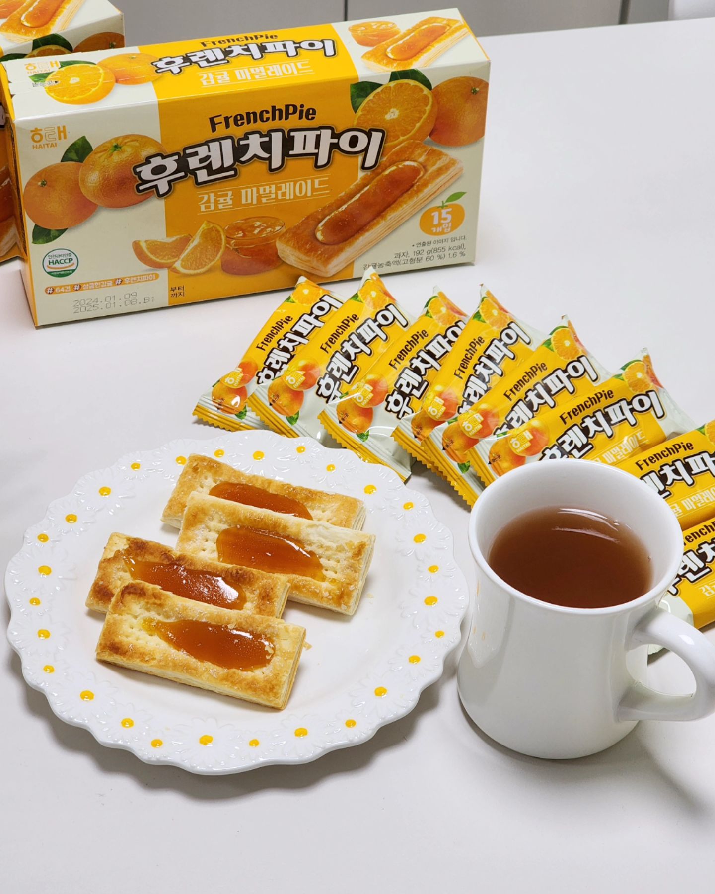 #협찬
제가 마트에 파는 과자중에 단연코 손꼽는건 
바로 ❛해태제과 후렌치파이❜ 인데요. 

2.5mm 의 얇은 두께의 64겹파이로 식감이 넘 매력적인 과자죠.

근데 이게 신상이 나왔다는 사실!👀
바로, 🍊감귤 마멀레이드 랍니다.

사실 오리지널 대부분 못이기는데 이건 정말 견줄만 해요!
바삭한 파이 위에 상콤달콤한 귤잼이 가득인데
봉지 뜯자 마자 진한 감귤향을 느낄 수 있어요.

남편이 이거 🏝제주도에서만 파는거 아니냐며 ㅎ
제주 특산물 판매처에서 판매될 진한 🍊느낌이라 하더라구요.

제가 원래 좋아하던 과자이기도 하지만 
상큼한 맛이 매력적이라 계속 손이가게되는 
후렌치파이 🍊감귤마멀레이드

바삭함을 UP시키고 싶다면 
에프 160도에 4분 정도만 돌려 드시면 더 맛있어요.

맛볼려고 한통 뜯었다가 순삭했던 과자 입니다.

🔎네이버에서 후렌치파이 감귤마멀레이드를 검색해 보세요.
🔗https://brand.naver.com/haitaimall/products/5170691002

#후렌치파이감귤마멀레이드 #해태제과 #과자 #간식 #신상과자 #신상과자리뷰 #먹스타그램 #간식스타그램 #후렌치파이