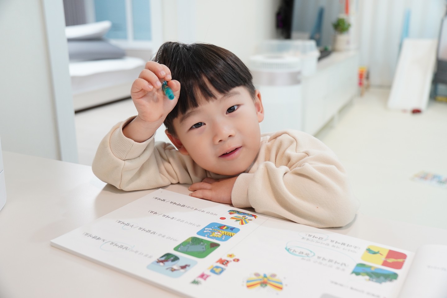 요번주는 [ 다독다독 언어 ] 독후활동지를 소개해 드릴께요^^

[ 다독다독 언어 ] 독후활동지는 세가지 활동으로 나눠져 있어요 

✔ 1. 알맞은 단어 찾아 완전한 문장만들기
✔ 2. 글자 따라쓰기
✔ 3. 빈칸에 알맞은 말 쓰기

저희 아이는 아직 한글을 떼기 전이기 때문에 1,2번 활동만 진행했답니다. 

1번 활동도 어려워 할줄 알았는데 책을 읽고나서 바로 활동북을 하니 
읽었던 내용을 생각하며 잘 풀더라고요. 

2번째 활동은 글자따라쓰기에요.
늘 간단한 단어만쓰다가 문장을 쓰니 그게또 재밌나봐요.

요즘 쌍자음을 "쌍둥이 기억, 쌍둥이디귿 이야." 라고 말하며 재밌어 하는데
문장에는 쌍자음이 많이 보여 그런것 같았어요.

서포터즈를 하면서 활동지를 하다보니 한글도 자연스럽게, 문장구조도 자연스럽게 익히는것에 도움이 되더라구요.
앞으로도 꾸준히 하다보면 아이가 금방 한글을 뗄수 있겠지요? 

🌿🌿오늘아침에는 엄마를 기다리며 책을 보는 아이가 이뻐 몇컷 찍어봤어요😍
그러더니 오늘도 어린이집에 책한권을 챙겨갑니다. 친구들과 함께 보고싶다고 하네요~ 오늘도 책을 친구들과 함께 읽고싶어하는 첫째아들의 모습을 보며 흐믓한 미소를 띠어주었답니다. 🥰

잘 다녀와 아들~ 오늘도 다녀와서 엄마가 다독다독 언어 책 많이 읽어줄게!

#협찬
#다독다독
#다독다독언어
#언어전집
#국어전집
#5세전집
#유아전집
#다산어린이