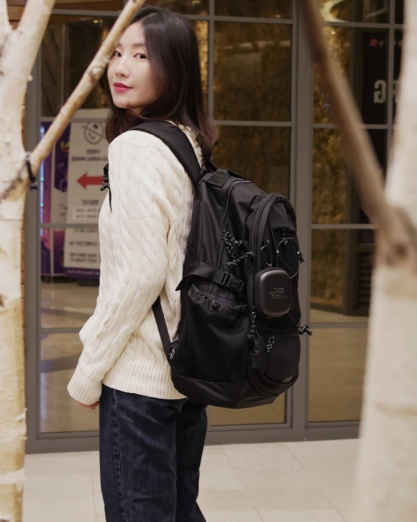 #광고 thenorthface_whitelabel 

넉넉한 수납공간 노스페이스 화이트라벨 슈퍼팩2 🚨🫧

프론트 스트링 디테일에 노트북도 쏙 들어가는 32L 백팩이고요. 귀여운 몰드형 미니 파우치도 달려 있어요. 구석 구석 공간 활용 참 잘해서 보부상 학생들에게 딱이에요...🫶 

#노스페이스백팩 #노스페이스 #노스페이스화이트라벨 #신학기백팩 #신학기가방 #백팩 #백팩추천