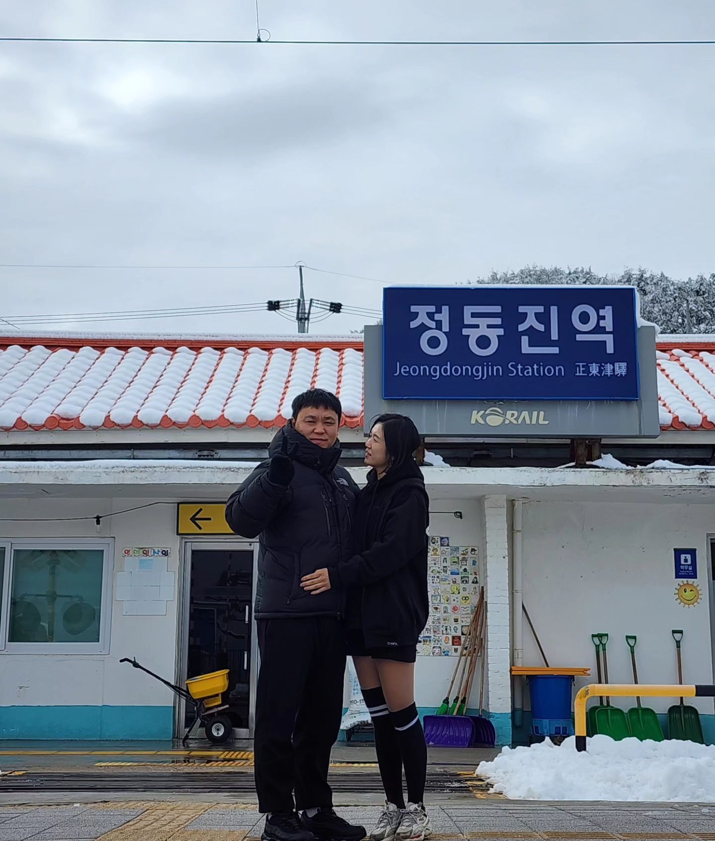 동계 청소년올림픽에... 폭설에.... 비에....
최악의 환경인 것 같았지만
그래서 더 기억에 남을 이번 여행!
 
폭설에 난리였는데 무탈하게 다녀옴에 감사🙏
 
 
다음엔 미리미리 계획하고 떠나자 쫌!!!! ㅋ
 
 
2024.01.21 (일)
2024년 3번째 책 📖
 
#나는장사의신은현장이다 ( ~p.187)
 
 
✔️ 노력으로 이룰 수 있는 것은 행운이 없어도 내가 얼마나 노력하느냐에 따라 얼마든지 이루어질 수 있다.
 
✔️ 반복되는 운은 실력이야! 또 반복되는 실패는 습관인 거고
 
✔️ 월급이 100만원이지만 300만원어치 일하는 사람은 시간이 지나면 300만원의 월급 이상도 받을 수 있다.
지금 받는 돈 이상으로 일하면 더 큰 돈을 번다!
 
✔️ 아껴야 하는 딱 한가지는 "시간"
 
✔️ 성공하고 싶다면 먼저 게으름을 극복하라.
 
 

#햇살가득한집🌼
#부부스타그램 #쀼 #정동진 #정동진역 #여행 
 
#독서스타그램 #슈가비 sugarbee_mj 
#슈가비챌린지 #슈가비독서챌린지 #독서챌린지 #슈독챌
#2024 #독서 #독서기록
