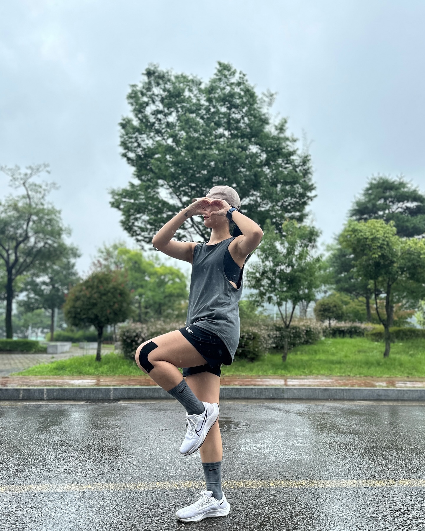#20240714 #챌린지2일차
안쓰던 근육들을 쓴탓에 온 몸이 근육통
아침 트런은 내려두고 비오는거 보자마자 뛰어나감
비맞뛰하고 씻고 또 팀런하러 간거는 안비밀,,
원래 뛰던 속도도 힘들어지는 마법이 펼쳐지더라는?!?

원래 낮술 거의 안하는데 친구랑 밥먹는데
옆테이블에 술 먹는거보고바로 술 시켰잖슴,,! 
술 먹고 단거 땡겨서 약과쿠키 먹고 기절
술+챌린지 피로도 덕분에 간만에 최장시간 수면 완료

_ 러닝 3km+5km 

#트레일런 #러닝 #러너 #running #runner #트레일러닝 #trailrunning #ㅇㅇㅇ #운동기록 #운동계정 #운동복추천 #눈바디 #운동루틴 #식단 #바디체크 #운동복코디 #workout #gym #운동하는여자 #운동스타그램 #런스타그램 #우중런 #오운완 #어운완 #리커버리 #챌린지