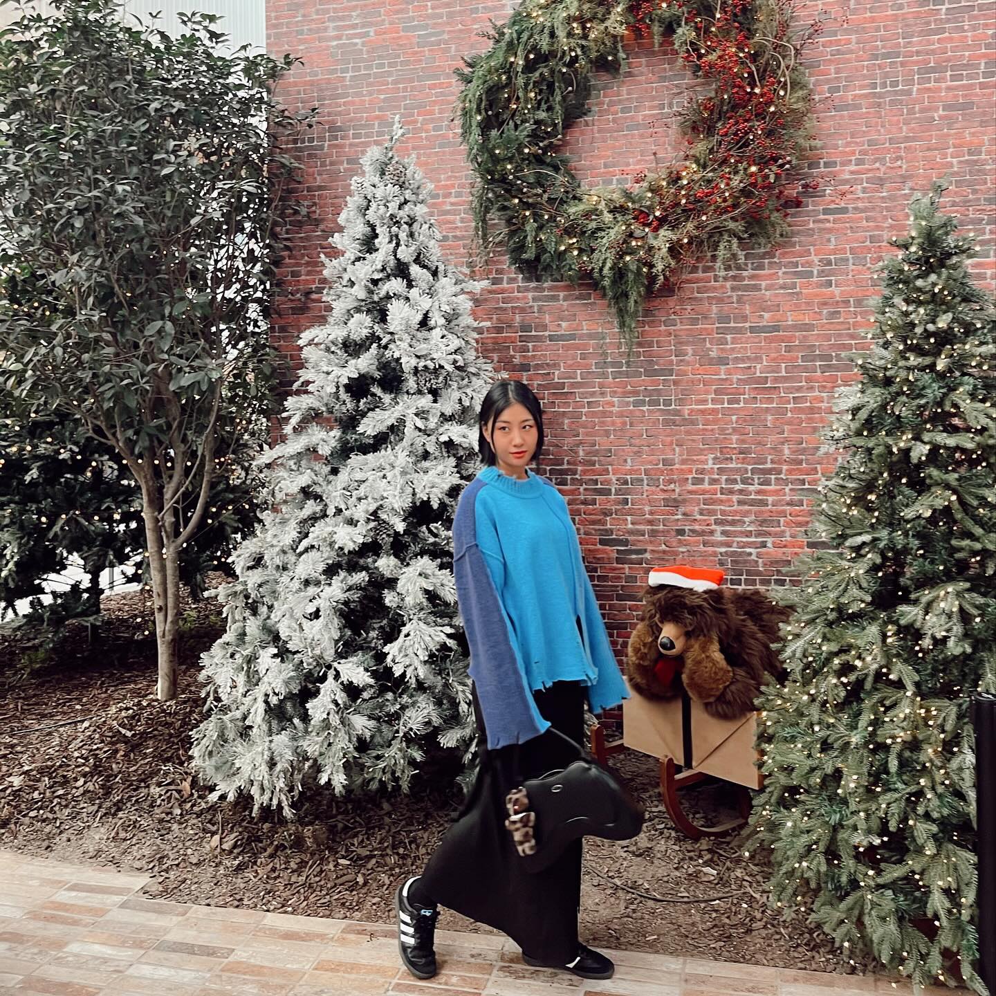 Happy merry X-mas 🎄 
발가락 부러지기 전에 잘 나돌아 다녔다😝
2023 많이 울었나? 산타 할아버지가 골절을 선물로 주고 가심 🎅
여러분 문지방 조심하세여😂😂
.
#크리스마스 #크리스마스룩 #ootd #대전핫플 #대전가볼만한곳 #대전신세계 #대전여행