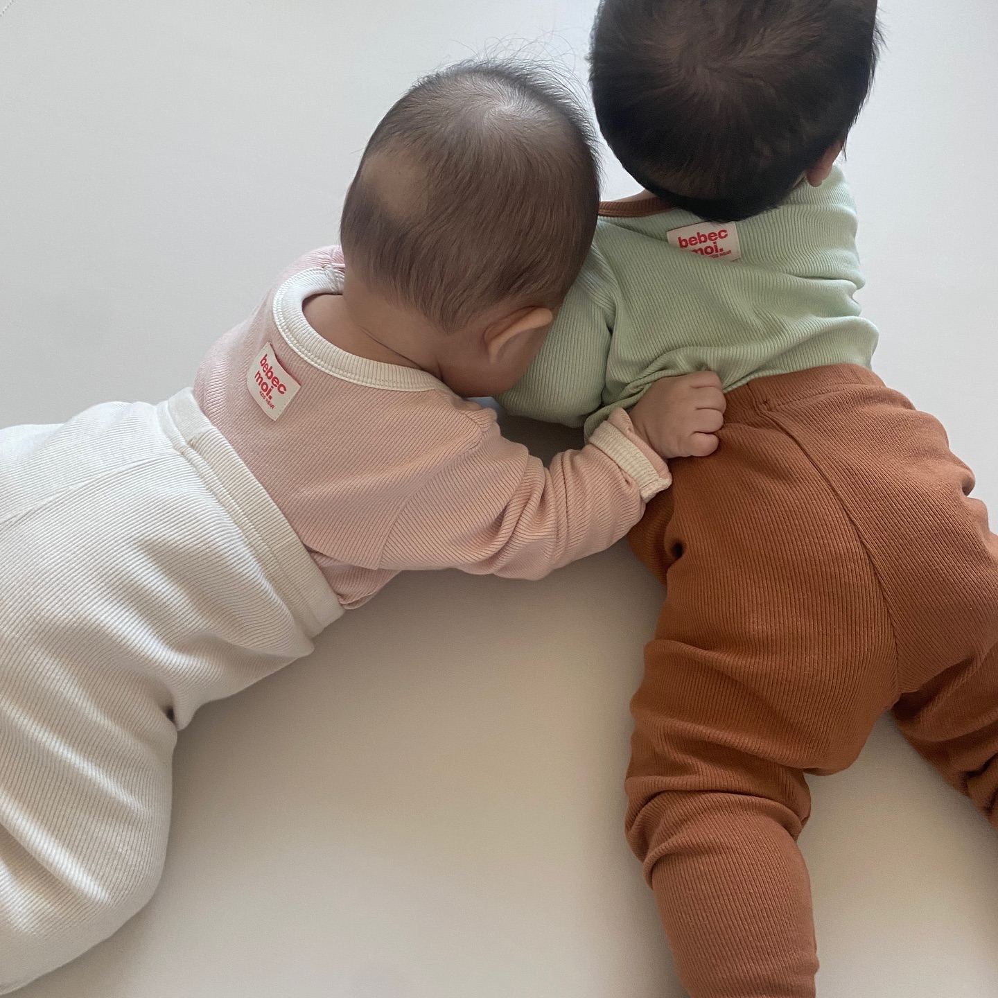 ·͜·

첨 본 칭구 당황하게 만든 울 콩떡이 ㅋㅋㅋ
졸립다고 친구 붙잡고 부비부비🤣🩷🩷
여름아 미안해·͜·♡
.
.
#귀엽다 #너네둘드뎌만났넹🤭 #귀여운애옆에귀여운애 #커플룩 #아기커플룩 #넘구여워 #♥