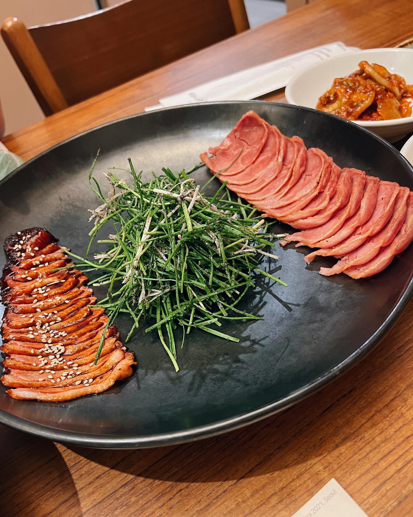 서초구 분위기 좋은 오리 코스요리
#배나무골오리집양재본점 #양재동맛집
모란코스 35,000원
별점 ⭐️⭐️⭐️⭐️

지하에 있지만 깔끔한 분위기에 맛있는 오리 전문점이다. 단품으로 주문해도 괜찮지만 3만 5천원짜리의 모란코스가 가성비가 꽤 좋다!

사진처럼 샐러드/오향수육과 연훈제/가지튀김/훈제통구이/소고기육전/칠리새우/솥밥/후식 순으로 나오는데 오향수육이 진짜 왕 맛있다. 훈제 통구이도 무침과 잘 어울린다. 오리로 이렇게 다양한 맛을 내는 것도 놀랍고, 같이 나오는 소스와 반찬들이 각 음식과 잘 어울려서 오리고기 탐방하는 것 같아서 만족스러웠당 오리 즐기다가 진짜 히든카드로 가지튀김이 머리를 탁! 치는데 진짜 대박.. 배 안부르면 가지튀김만 하나 추가할 뻔ㅋㅋ

저녁에 먹어서 술 한 병 시켰지만, 시세대비 굉장히 비싸게 판다ㅎㅎ 술마시기엔 좀 적합하지 않다. 전에 부모님 모시고도 왔었는데 두 분 다 만족하셔서 손님 모시고 오는 것으로도 추천!

#양재맛집 #양재시민의숲역맛집 #매헌시민의숲역맛집 #시민의숲맛집 #서초맛집 #서초한정식 #양재동한정식 #먹팔
