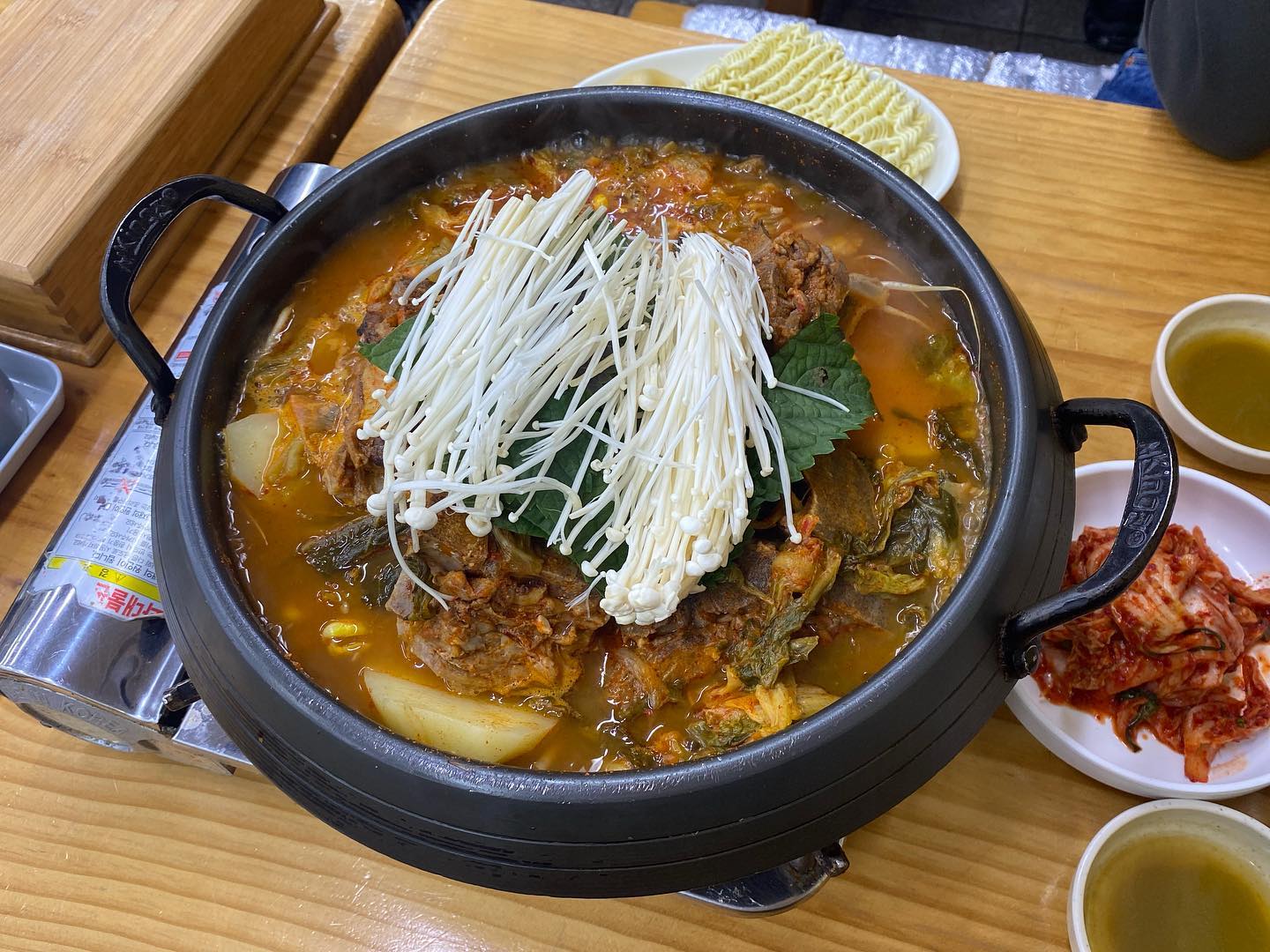 🍖청진동감자탕순대국 신대방역점

감자탕을 주문하면 #가시오가피주 한병이 무료?! 🤩

감자탕 주문시, 라면사리 + 떡/수제비사리 + 가시오가피주 1병 무료 제공!

깔끔한 국물에 부드럽고 푸짐한 고기가 듬뿍 들어가 있는 신대방역 감자탕 맛집 청진동감자탕순대국 추천추천!

‼️++ 소주 4천원 

#신대방역맛집 #감자탕맛집 #소주4천원 #청진동감자탕순대국 #관악구맛집 #관악구감자탕맛집 #해피윤뚱