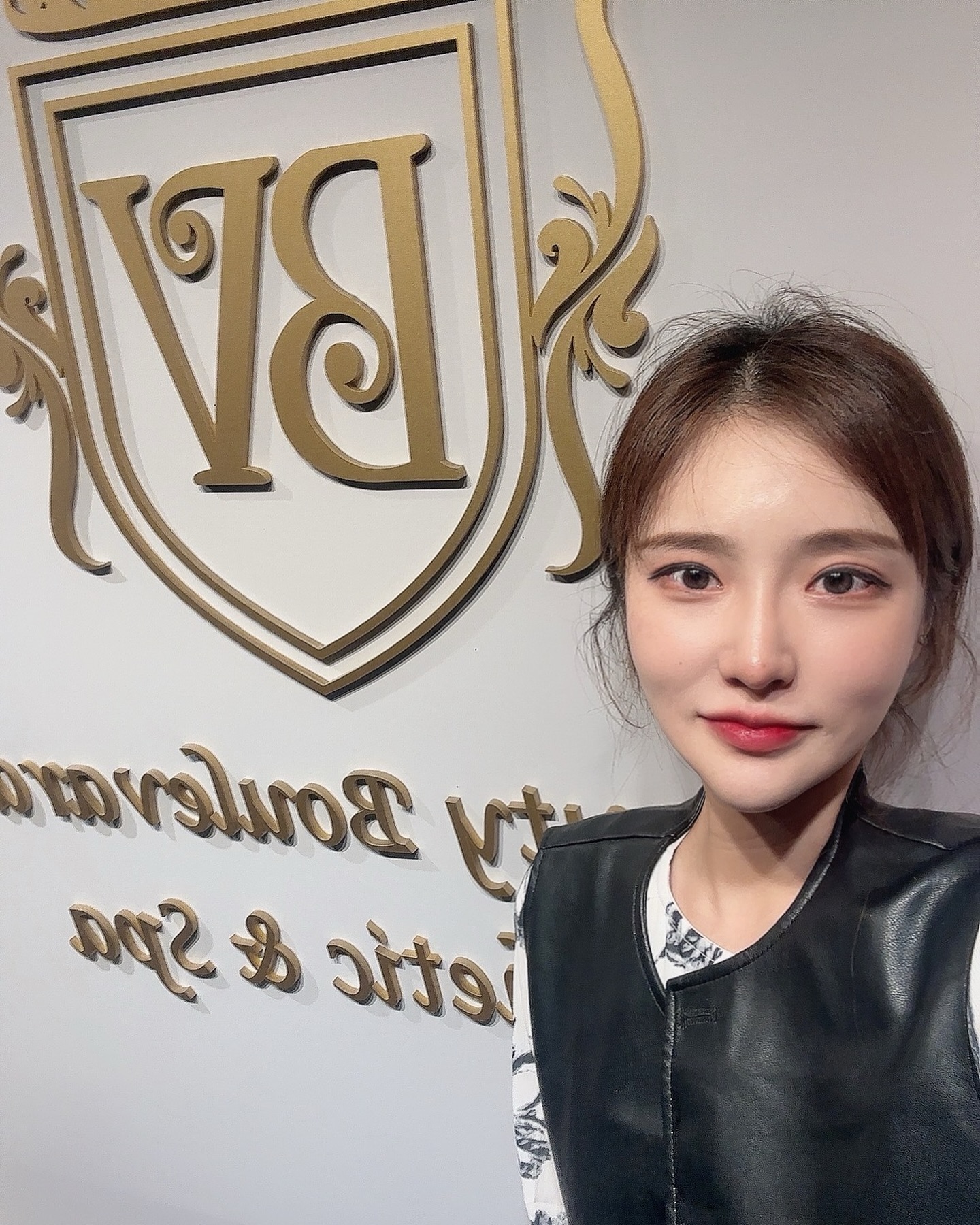 청담에스테틱
뷰티블르바드 2번째방문♥
페이스바디 한번에 관리하고싶어서
등얼굴V라인관리 받고왔어요
혈액순환촉진, 독소배출
피로회복, 등군살제거에 도움을주며
피부탄력, 리프팅, 갸름한턱선
얼굴브이라인에 효과적인 프로그램인데
받자마자 턱이 갸름해지고 
몸도 시~~원하니 내스타일 프로그램><

서울시가 지정한 K-뷰티 한류연예인단골샵
청담에스테틱으로 유명하길래
방문했다가 반해서 재방문 ㅎㅎ

인스타인증샷이벤트참여중~~

💕10월 가을맞이 이벤트II
(최대40%할인)
👉선착순 20명 마감시까지
💙상담문의는
btblvd0718

#뷰티블르바드#청담뷰티블르바드#유현식대표#슬리밍관리#스톤테라피#강남커플스파#청담커플스파#강남마사지#청담마사지#안면윤곽#강남피부관리#청담피부관리#강남에스테틱#청담에스테틱#연예인피부관리#산전마사지#산후마사지#신부관리