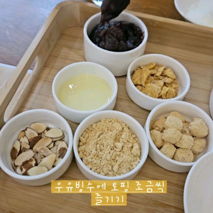 #협찬 #호계동빙수카페 #빙수당 #호계동빙수 #당고빵 #팥빙수토핑 #맛집블로거 

🍧 호계동 빙수 카페

빙수당 안양호계점 
경기 안양시 동안구 경수대로 428 2층 211호, 212호
0507-1390-7343
지하 주차장 이용

🥛물한방울 안섞인 백퍼센트 우유빙수 
부드러운 눈꽃의 촉감을 즐길 시간!
<빙수당 빙수 맛있게 즐기는 법> 

01. 우유빙수 자체로 즐기기
02. 우유빙수에 토핑 한번에 섞지 않고. 
조금씩 부어 즐겨보세요. 
03. 모든 토핑을 다 넣어서 섞어 먹어요.

🎶▶▶▶▶▶어떤 맛일까요?

우유빙수가 엄청 시원해요.
녹는 속도가 엄청 느려요. 
우유빙수 자체로 순하면서 달달하니 맛나요.
다양한 토핑을 다 넣어도 질릴 정도로 달지 않아서 좋아요.
당고빵은 만주에 달달한 꿀을 소스로 살짝 찍어먹을 정도에요.
딸기라떼는 달달한 딸기 시럽과 함께 시원하게 먹기 좋아요.

siawase21park