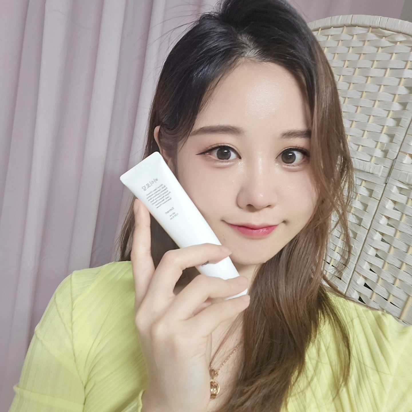 #협찬 오늘은 민감성 피부도 빠르게 진정시켜주는 한의사 레시피로 만든 '바이로담  리페어 크림' 을 가지고 왔어요🙂
 자체실험 결과 진정효과로 유명한 시카보다 더 200% 더 재생효과가 좋은 복사나무잎 추출물이 함유되어 있어서 붉은끼를 빠르게 잡아준답니다😉
흡수도 빠르고 촉촉하고 부드러운 피부결을 즉각 느낄수 있었어요!
시카+3세대시카인 세파시카(양파추출물)+도엽추출물까지 모두들어간 바이로담 리페어크림! 보들한피부 함께해요🥰

.
.
.
.
 #바이로담 #진정크림 #수분크림추천 #민감성피부 #민감성피부 #리페어크림 #시카크림추천 #협찬문의 #코스메틱 #kbeauty