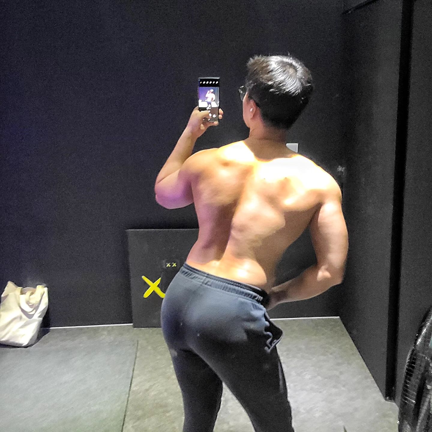 언냐들 오늘 옹동이 운동 할려다가 말았긔
남자라면 등어깨운동이지~
오늘은 핑크덤벨로 사레레해서 어깨에 회전근개 파열왔긔
하지만 "단백해바" 섭취로 한시간만에 회복해버렸긔~

담엔 옹동이에 단백해바 낑구고 스쿼트해야짓~🏋‍♂️🏋‍♀️🏋

#오운완#운동#단백해바#단성비#단성비챌린지#다운킬로그램#단백질챌린지