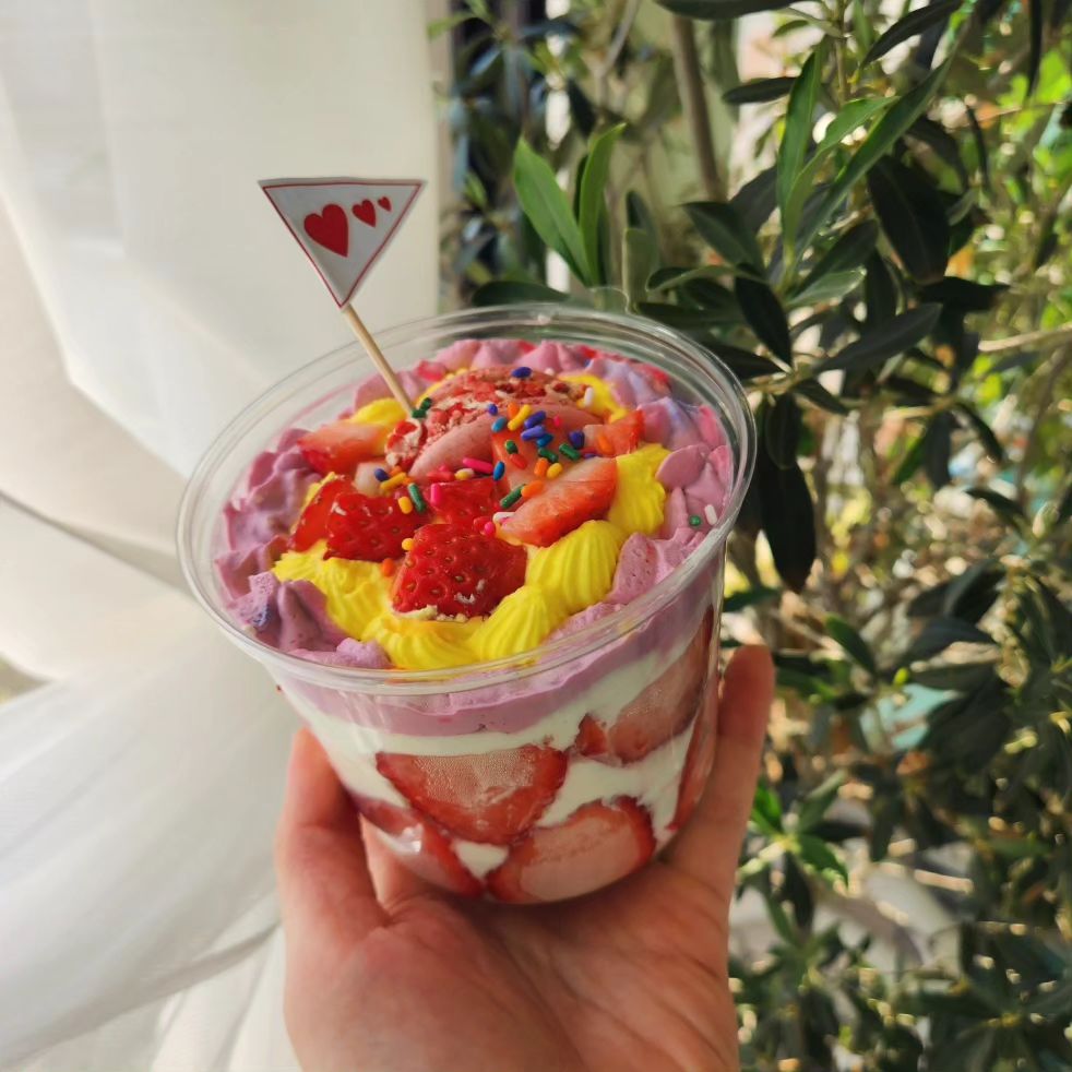#새댁찌
지난번 아버님 생신케이크 만들고 
남은 재료로 만든
#딸기폭탄케이크

🍓성심당 딸기시루가 그렇게 맛있다는데
대전까지 갈 순 없잖아유 ㅋㅋㅋㅋ

#딸기케이크 #홈베이킹 #홈베이킹케이크 #생일케이크 #내가먹을케이크