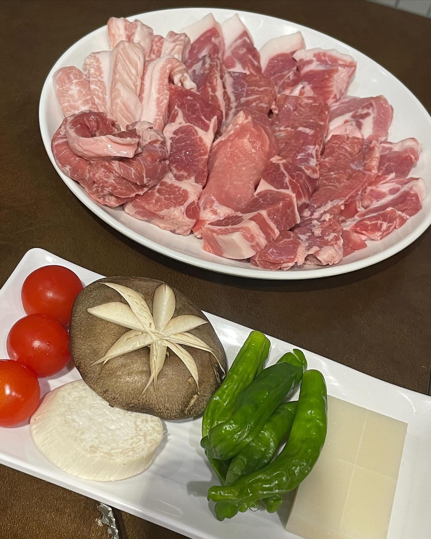 광코신상맛집 간받이집에 다녀왔음!
육식주의 윤할모니라 고깃집이라면 환장해서
두근반세근반하는 마음으로 입장해봄㉭㉭㉭
깔끔한 기본상차림에 봄동겉절이, 양파장, 쌈무,
명이나물에 소스나 양념들도 깔끔하게 담아져 나오고
돼지고기 특수부위 맛집 잘 없는데
여기는 진짜 찐이에오~~ 
간받이살, 깍뚝살, 꼬독살, 항정살
부위별 고기가 신선하고,
적당한 기름에 담백함까지 완벽한 세트 구성이었음👍🏻
육즙 가득 머금은 간받이살 기름기 적은데도 너무 촉촉했음
소맥 한잔에 다양한 소스에
찍어 먹는 고기 한 점은 행복 그잡채🫶🏻
윤할모니 원픽 소스는  명란마요소스에
갈치속젓이랑 고추냉이 조합!
고소하면서도 풍미가득한 조합!!!
가니쉬로 나온 방울토마토, 새송이버섯
꽈리고추, 키리모찌까지 구워서
고기랑 같이 먹으면 느므 맛있음╹ڡ╹
방울토마토랑 키리모찌는 꿀에 찍어 먹어도 맛있고,
꿀에 찍어 고추냉이 살짝 올려 먹어도 너무 맛있었음!

#간받이집 #대구간받이집 #광코간받이집
🗂간받이모듬(650g) 45000원
소주, 맥주 각 5000원
📍대구 달서구 달구벌대로344길 10 1층 간받이집
⏰월~금 17:00 - 02:00 / 라스트 오더 01:30
토~일 16:30 - 03:00 / 라스트 오더 02:00
🚘 ❌(주차장 따로 없으나 두류역 지하 유료 주차장 있음)

#대구맛집 #대구고깃집 #대구신상맛집 #대구광코맛집 #광코맛집 #광코고깃집 #광장코아맛집 #광장코아고깃집
#대구돼지고기특수부위맛집 #돼지고기특수부위맛집 #대구광장코아돼지고기특수부위 #광코돼지고기특수부위