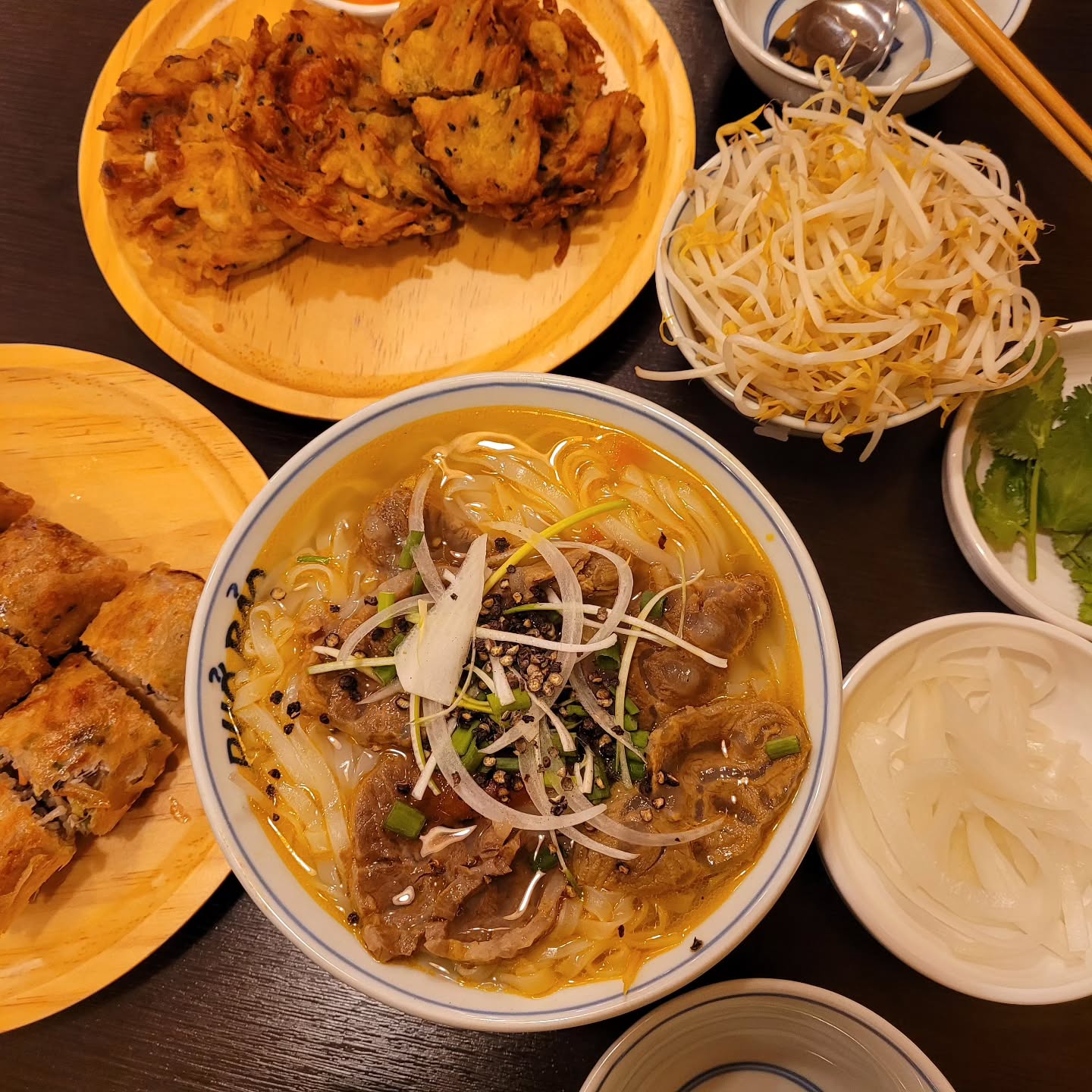 #협찬

가양역 바로 근처에 맛있는 쌀국수집이 있다는 소식을 듣고 바로 출동한 구이네🏃🏃‍♂️🏃‍♀️
포바오 본점의 솟방쌀국수는 토마토를 썰어 넣은 육수에 스지, 사태가 들어가 깊은 감칠맛을 자랑하는데요, 국물 한 입 떠먹는 순간 이곳이 왜 소문났는지 바로 알겠더라고요. 🍜

큼직한 짜조는 겉은 바삭, 속은 꽉 차 있어서 아쥬 든든했고 고구마빵은 빠싹한 고구마 튀김 속에 새우가 들어가 있어 예상치 못한 재미난 식감이었답니다. 

셀프코너에서 신선한 양파절임, 고수, 숙주 등을 자유롭게 가져다 먹을 수 있어 취향껏 즐길 수 있는 점도 정말 매력적이었어요.

쌀국수의 깊은 국물 맛부터 사이드 메뉴의 완벽한 조화까지, 베트남음식 사랑하시는 분들이라면 꼭 한번 방문해보세요! 🌟

솟방쌀국수 12.0
고구마빵 3pcs 7.0
짜조 3pcs_7.0

#가양역맛집#가양역쌀국수#등촌동맛집#등촌맛집#가양맛집#강서구맛집#강서구쌀구수#등촌동쌀국수#가양쌀국수#가양데이트#가양핫플#가양역베트남쌀국수#등촌베트남쌀국수#가양베트남음식#강서구베트남음식#포바오본점
