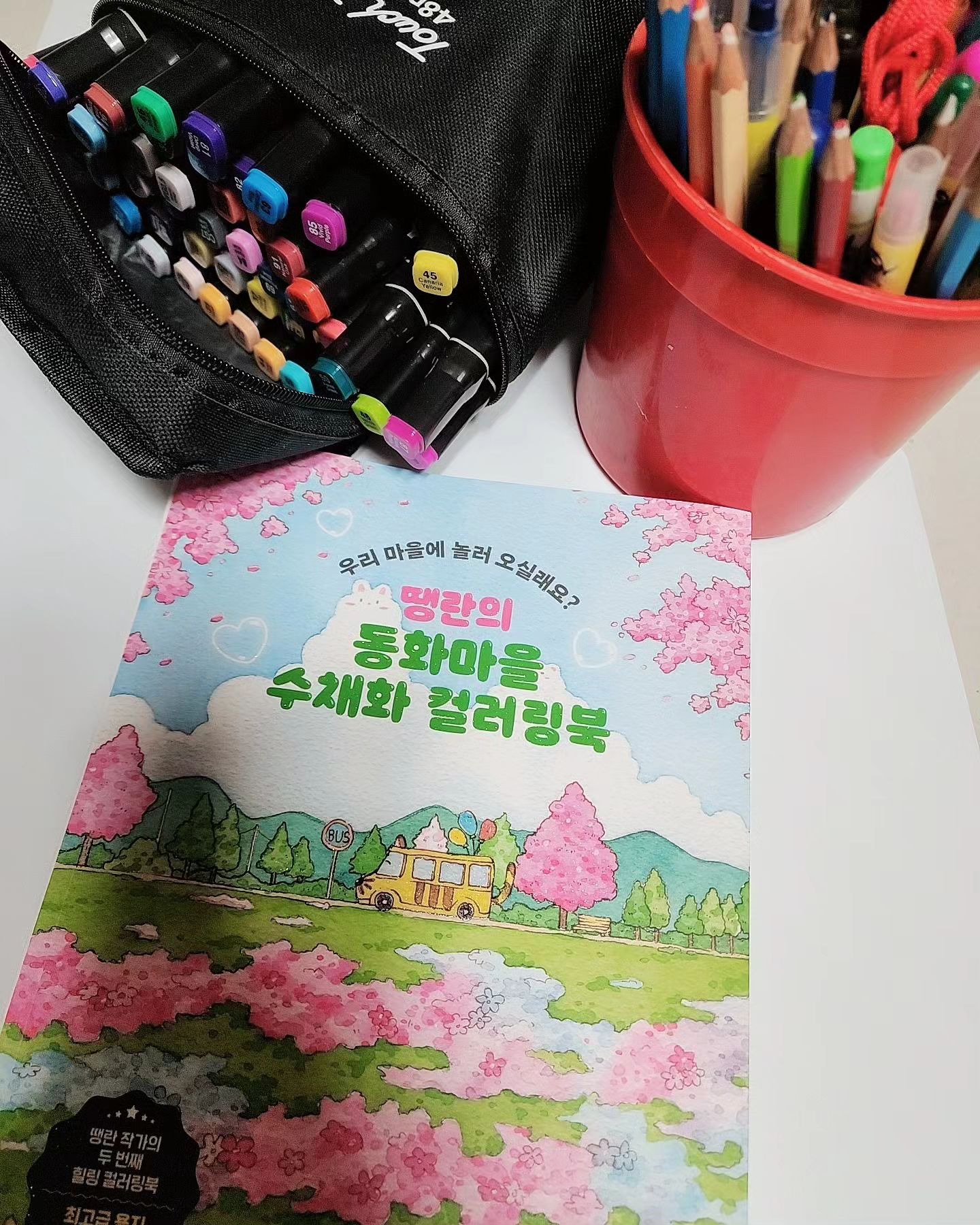 #협찬 🎁땡란의동화마을 수채화 컬러링북
베스트셀러 작가 땡란의 신작 수채화 컬러링북

✔️몽환적인 동화 속 마을로 안내하는 컬러링북

인기 일러스트레이터 땡란 작가의 두 번째 컬러링북
 '땡란의 동화마을 수채화 컬러링북'은 어릴 적 꿈꿔왔던 
동화 속 마을을 현실로 만드는 듯한 매력적인 작품입니다. 
 그림들은 따뜻하고 아기자기한 분위기로 가득하며, 
봄꽃이 만발한 정원, 귀여운 동물 친구들
황홀한 노을이 물든 해변 마을 등 다채로운 풍경을 담고 있습니다.

수채화 경험이 없어도 걱정하지 마세요.
 책에는 농도 조절, 번지기 기법 등 
수채화 기본 기법부터 팁까지 자세하게 소개되어 있습니다.
 땡란 작가가 직접 사용하는 화구와 물감 정보도 공유되어 있어
 수채화를 처음 접하는 독자들에게 도움이 되요.

각 그림마다 완성된 원화가 함께 실려 있어 참고하며 컬러링하는 재미를 느낄 수 있습니다. 또한, 자신의 감성을 자유롭게 표현할 수 있도록 선이 처리되어있어 좋아요.

바쁜 일상 속에서 잠시 벗어나 
평화로운 마을에서 여유로운 시간을 보내며 
스트레스를 풀고 싶다면 이 책을 추천합니다. 
또한, 다양한 색감을 사용하며 창의성을 표현하고
 예술적 감각을 키울 수 있는 좋은 기회가 될 거에요.

수채화에 관심이 있는 분
컬러링을 통해 힐링하고 싶은 분
예쁘고 다채로운 그림을 좋아하는 분
창의적인 활동을 통해 스트레스를 해소하고 싶은 분
땡란 작가의 팬 분들께 추천드려 봅니다

#컬러링북 #컬러링 #땡란 #땡란작가
 #수채화 #화구 #붓 #물감 #취미 
#힐링취미 #색연필 #채색 #색칠 
#풍경 #색칠하기 #coloring