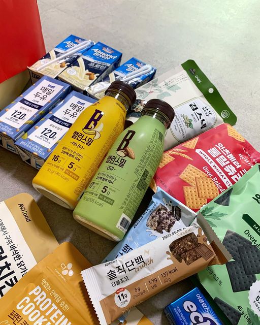 𝙷𝚢𝚎𝚘𝚗𝚢 on Instagram: "#간식대장단충전에디션 단백질바, 음료, 쉐이크, 스낵류, 무설탕캔디 등 ~~ 다양한 종류의 단백질 간식 패키지‼️ - 간식대장 7일 플랜으로 한끼 식사 대용이