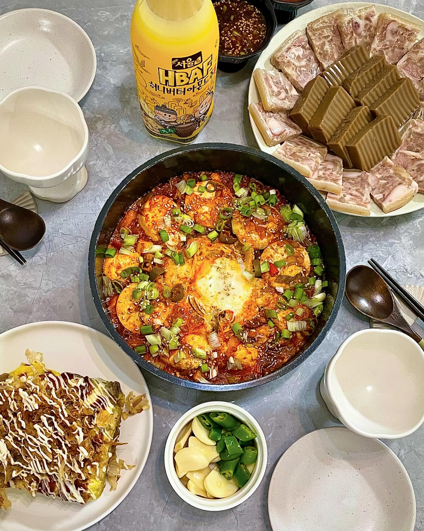 #집밥쮸선생👩🏻‍🍳🍚 

#밀린피드
밀린 피드가 많아서 열심히 업로드 해야할 것 같아요🫤
순두부로 순두부찌개만 끓이다가 난생 처음 해 본 순두부조림 요기 밥 비벼 먹으니 느므 맛있고..🤍

오사카에서 먹었던 돈페야키가 생각나서 안에 양배추 / 숙주 / 고기 잔뜩 넣어 말은 돈 페 야 끼 🍳
가쓰오부시도 잔뜩 올려주고 마요네즈랑 돈까스 소스 잔뜩 뿌려서 마무으리🫶🏻

+편육이랑 도토리묵 썰어 올려주면 막걸리 필수🌝🤍

〰️돈페이야끼〰️
🅡🅔🅒🅘🅟🅔👩🏻‍🍳

1. 계란 7개 풀어주기
2. 후라이팬에 대패삼겹살을 작게 잘라 익혀준 후, 숙주 / 양배추 넣어 같이 볶다가 소금, 후추, 굴소스 넣고 볶아줘요 -> 따로 덜어두기
3. 계란말이를 말면서 겹겹이 “ 2번 ” 볶아 놓은 재료들을 넣어 계속 두껍게 계란말이를 말아줘요
4. 취향에 따라 돈까스소스, 마요네즈 뿌려주고, 가쓰오부시 올려주면 완-성

오늘의 꿀조합🍽️
-
#순두부조림 #돈페이야끼 #편육 #도토리묵