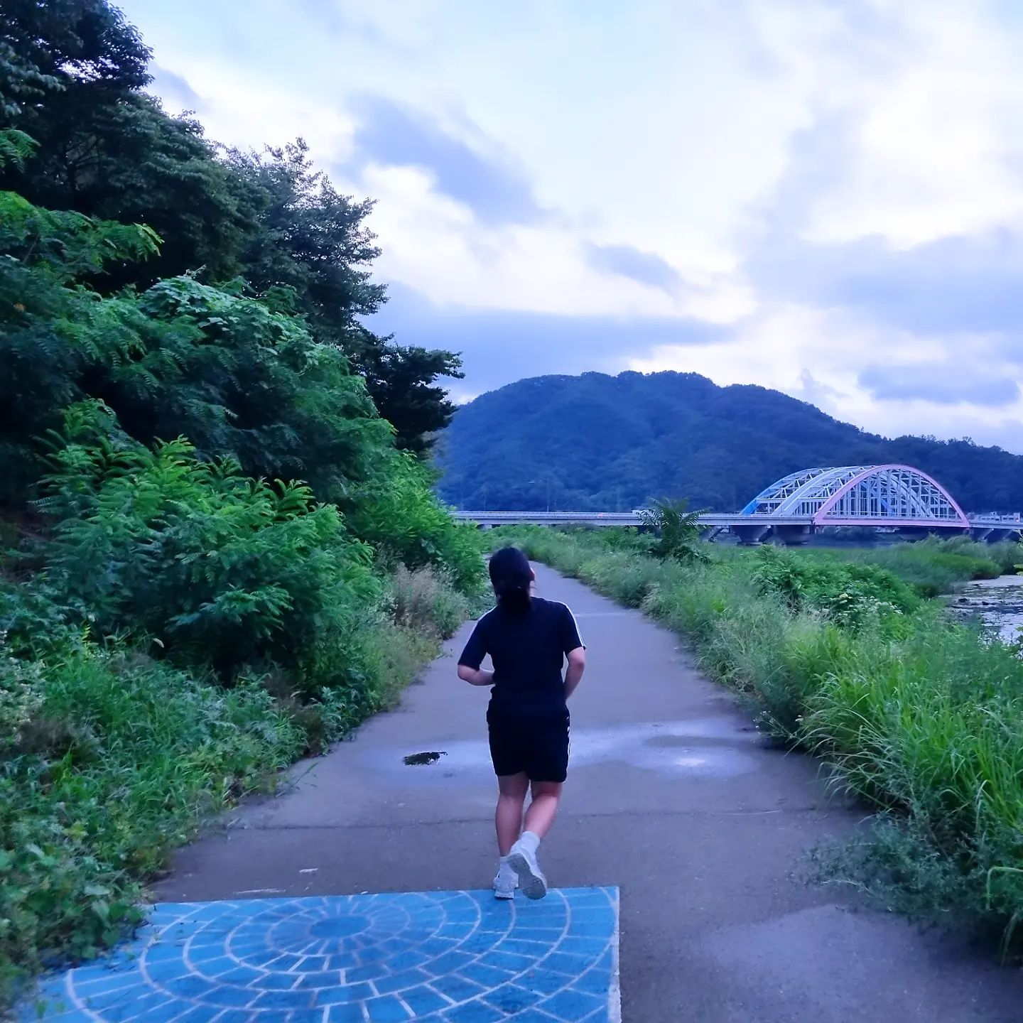 #다이어트중
저녁먹고 달리기
고작 10분이지만 하다보면 늘겠지?!
🏃‍♀️‍➡️
열심히 달리자 우리♡

#밥이너무맛있어서 #살찐건엄마탓이라며😱 #밥을주지말까보다