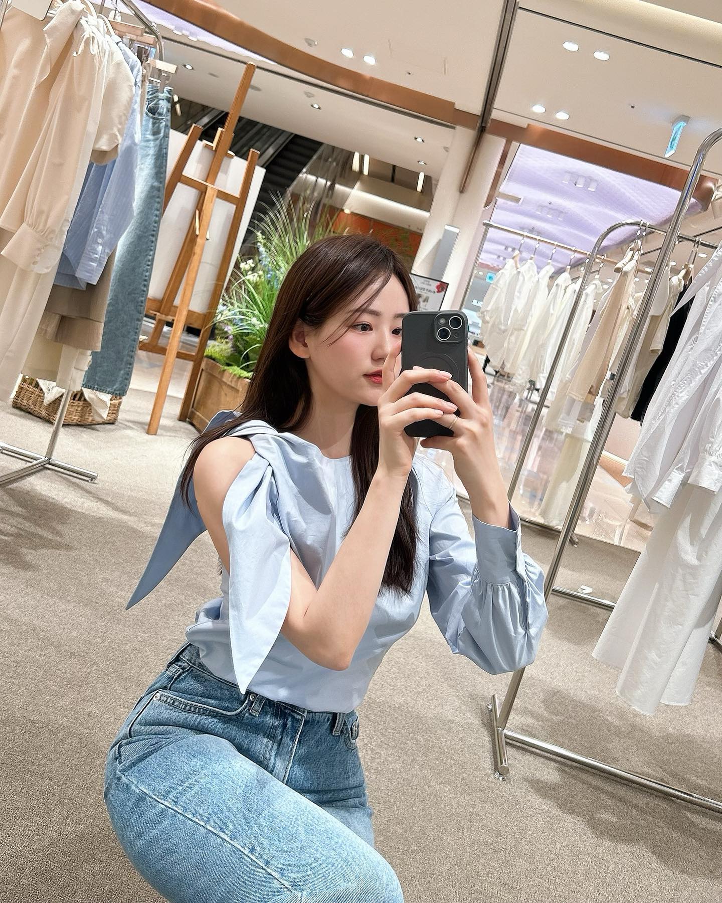 #르시루즈 신세계강남 팝업행사에 다녀왔어요💌 

Lucir zu는 눈부신 날들을 위해, 유연하고 여성스러운 무드에 다양한 시도와 관찰로 독창적인 아름다움을 구축하는 브랜드로써

[Let there be light, and there was light]
빛이 있게 하고, 빛이 있게 하라.
반짝거리는 동시에 가려진 어둠을 드러낼 수 있는 아름다움을 표현하고,
그 안에서 끊임없이 이야기를 건네는 루시르주만의 매력이
트위드부터 청바지, 블라우스 전부 녹아들어서 이옷 저 옷 입어보는데 한 눈 팔렸지모에요 👀

셔츠 하나 get하고 왔습니다:) 여러분도 팝업행사에서 만나보세요 💖