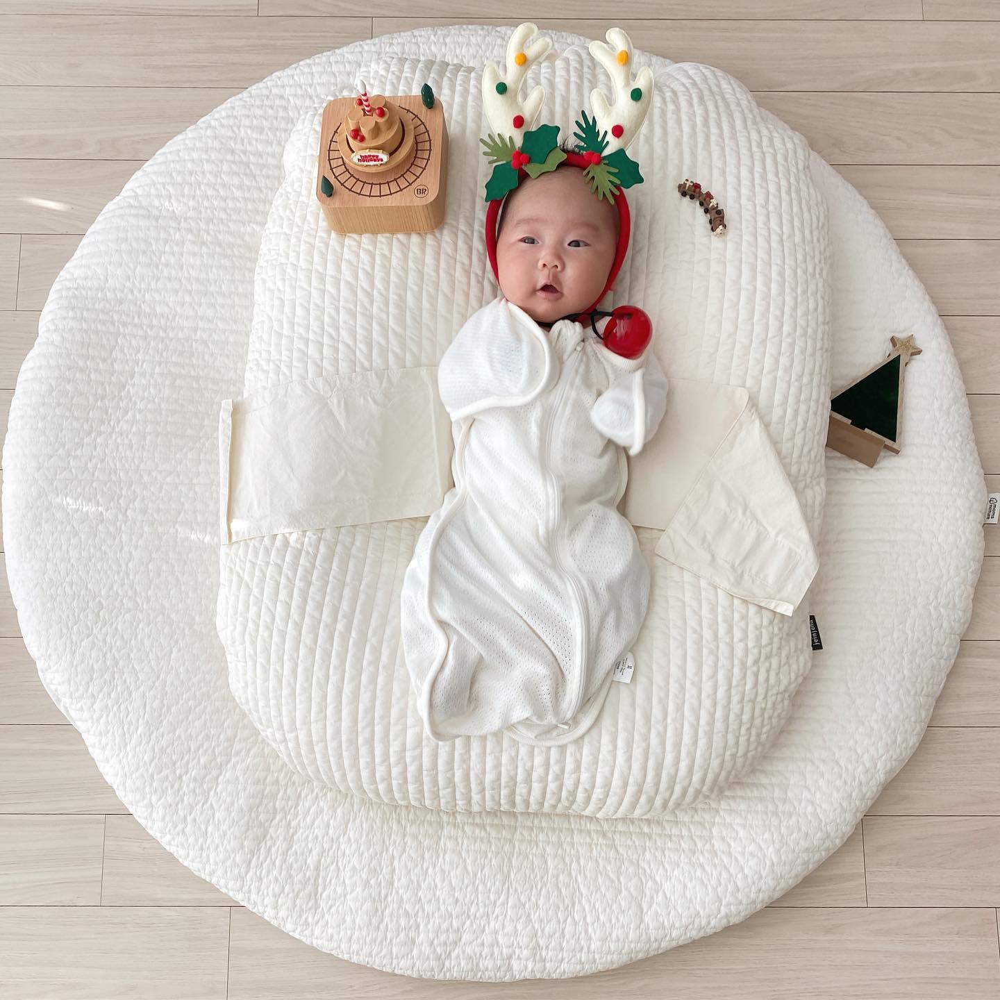 🐰 육아일기 D+40

< 봄봄이의 첫번째 크리스마스 🎄>

작년에 설치했던 트리는 내년으로 미뤄두고
루돌프봄봄이 사진 촬영으로
크리스마스 분위기 내기

메리크리스마스🎄

(근데 봄봄아... 요즘 왤케 잠투정해?😭)

#육아 #육아일기 #육아일지 #육아용품 #육아소통 #육아스타그램 #신생아 #50일셀프촬영 #셀프촬영 #출산선물