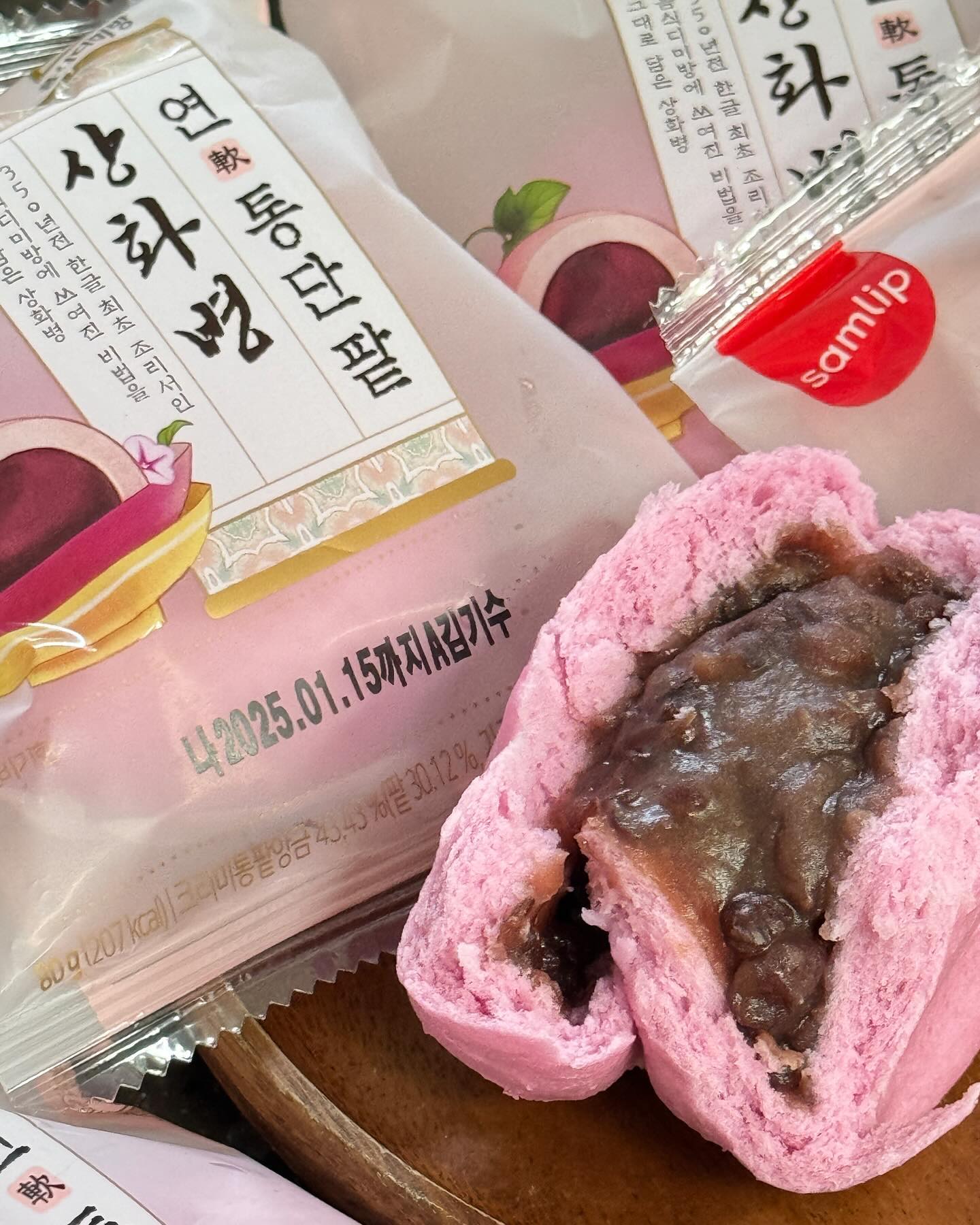 #광고 #호빵 #삼립 #쿠팡호빵 #호빵선물 #상화병 #삼립호빵

겨울철 디저트 호빵🫘🥛

삼림호빵 상화병이에요 크리미통팥앙금이 들어
너무 달지 않은 팥에 쫀득한 빵피,

보랏빛을 띈 호빵이라 그런지
더 눈낄이 가는 상화병이에요💜

▪️박스 포장이 되어있어서 선물용으로 챙겨주기에도 좋을거같고
각각 개별 포장이 되어있어 먹기에도 간편하답니다

▪️특히나 찜기나 전자렌지에 30초, 1분만 돌리면 되서
아주 간편하고 맛있는 간식을 즐길수있어요

▪️커피나 우유랑도 잘 어울리고 팥 좋아하시는 분들
쫀득한 빵피에 달달한 통단팥까지 맛있다 상화병🥛👍💜