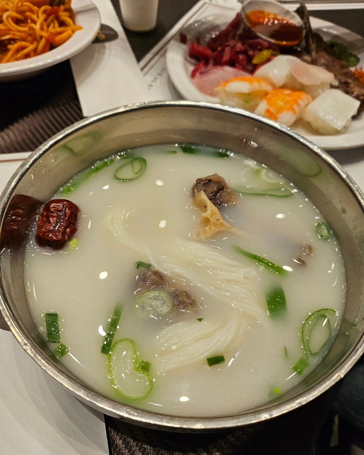 오늘 jk아트홀 가서 시식을 했어요!! 음식이 정갈하고 맛도 좋고 종류도 많더라구요~ 대신 신부대기실은 구석에 있고 연회장은 한층 내려가야하니 참고 부탁드릴게요♡ 

맛있는음식-쭈꾸미샤브샤브, LA갈비, 망고, 낙지육회탕탕이, 활어회, 젤라또 등

#결혼준비중💑 #예비부부 #jk아트홀시식 #본싣준비
 #본식드레스 #연회장 #다이렉트결혼준비 #jk아트홀 

❤️다이렉트결혼준비 카페에서 합리적인 가격

❤️비동행플래너와 함께 해서 부담이 없음

❤️노력하면 이득 되는 다이렉트 결혼준비

❤️카페가입 시 추천인코드 “개굴11“입력하시고 30,000포인트 받아가세요!! 

❤️추천인 -개굴11
https://cafe.naver.com/directwedding

direct.wedding
https://www.instagram.com/p/CwYsEgnvrdN/?igshid=MTc4MmM1YmI2Ng==