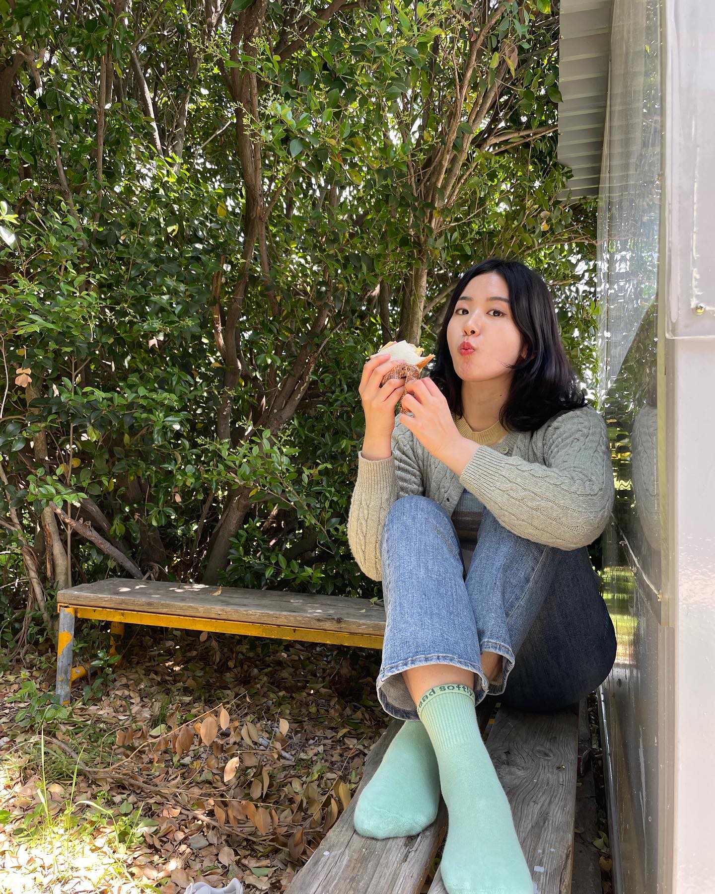 #협찬 - #리투 의 #구름삭스 

패션의 완성은 양말! 🧦
이름처럼 폭신하구 발바닥 부분에 쿠션감이 있어 
구름같이 착용감이 부드러운 양말이다 😉

 👍 탄력성 : 항상 양말은 발목 부분이 늘어나는게 고민이었는데 발목을 탄탄하게 잡아줘서 탄력성은 걱정 없을 듯!! 

 👍 통기성 : 이거 신고 헬스장에서 유산소 + 무산소 1시간 반 운동했는데 땀 찬 느낌 없었음!!

 👍 패션 뽀인트 : 13가지의 색상과 함께 히든 메시지를 보이게 살짝 접어서 신고 다니면 포인트를 살리면서 이색적인 패션 아이템이 된다!!! 

#협찬 #리투 #구름삭스 #li2 #양말 #양말코디 #양말 #운동화코디 #일상코디 #데일리룩 #양말추천 #양말스타그램 #ootd #컬러양말