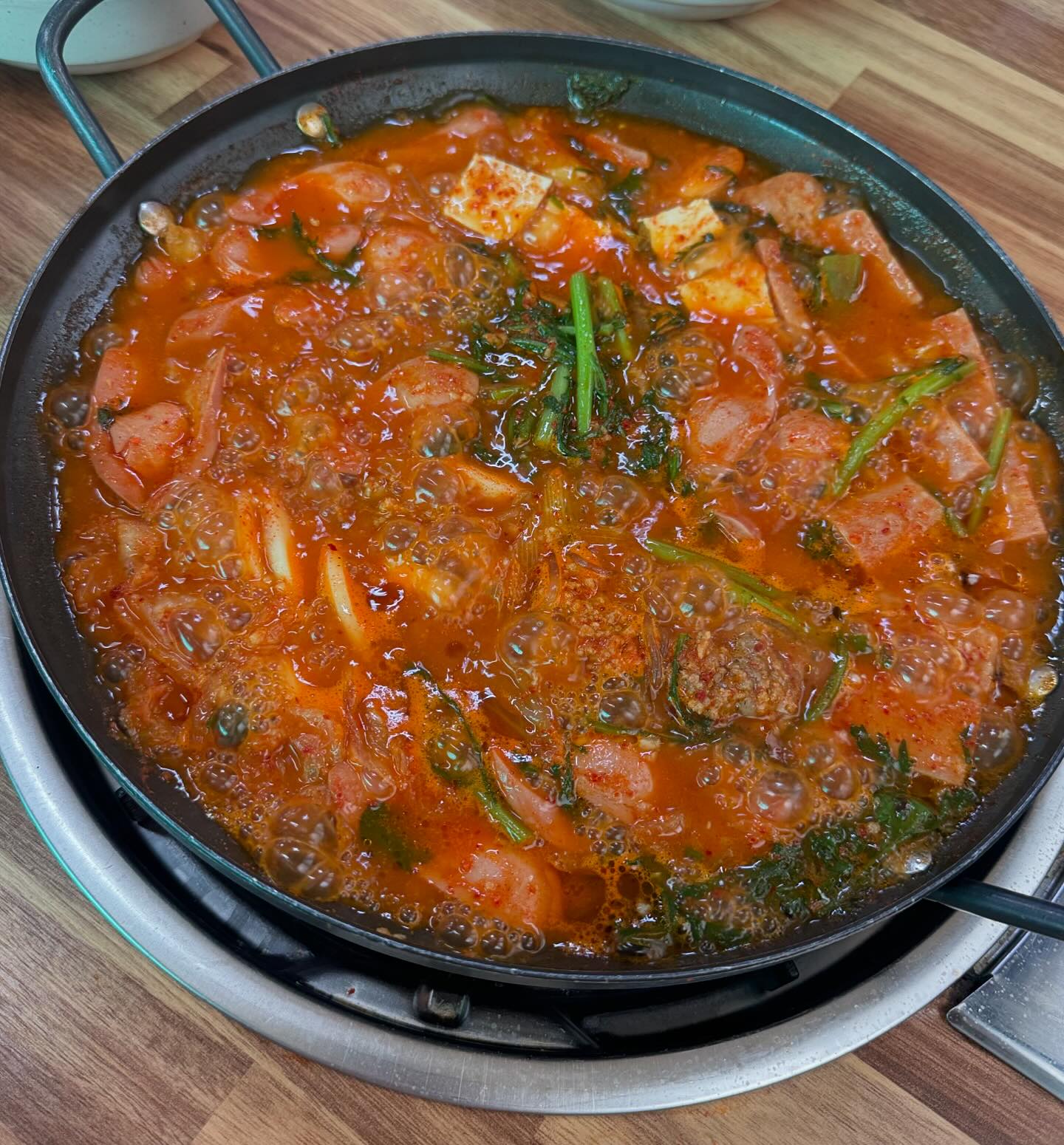 주말 아침은 부대찌개지! 자주 가는 단골집 문닫아서 
들린 #황가네부대찌개 깔끔한 부대찌개맛이였어요😀!! 
넉넉한 햄들과 쑥갓이 올려저 있는게 포인트, 쑥갓이 들어가
있어서 더 맛있었습니다