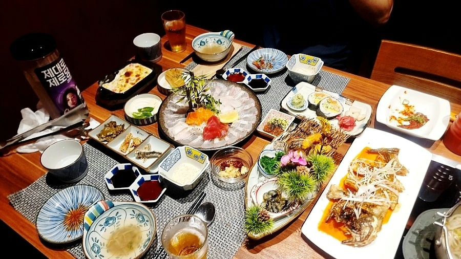 #협찬 

▶️ 대구 달서구 본동에 새로생긴 깔끔한 횟집 "해류도"

▶️ 깔끔한 인테리어에 룸에서 프라이빗하게 식사하면서 시간을 보낼수있어서 좋았습니다.
가족모임, 지인모임장소로 추천드리고 싶어요.

▶️ 1인 모듬회 (35,000원) 2인 주문했습니다

▶️ 해류도는 메인인 회가 나오기전에 쓰키다시가 많이 나오더라구요

▶️ 나베요리, 해초무침, 후토마키,새우장이 먼저 나오고 이어서 해삼, 멍게, 코다리튀김, 콘치즈까지 나온답니다

▶️ 메인인 모둠회의 구성은 계절과 그날 들어온 생선에 따라서 달라지는데 저는 이날 광어,참돔,백장치 ,연어,참치 광어지느러미가 나왔어요.

▶️ 쌈장이랑 생고기먹을때 나오는 육장도 나오는데
육장이랑 회가 잘 어울리더라구요. 
맛있어서 듬뿍듬뿍 올려서 먹었어요.

▶️ 여기서 끝이 아니라 두툼한 가리비찜과 소고기숙주볶음까지 나와요.

▶️ 제일 마지막에는 매운탕으로 얼큰하게 마무리했습니다.

✅️ 고급스러운 인테리어에 룸식으로
프라이빗하게 모임과 회를 즐기고 싶으시다면
대구달서구맛집, 달서구 본동맛집
대구달서구횟집, 대구본동횟집
해류도(haeryudo_daegu ) 추천드립니다👍

📍대구 달서구 와룡로 7 
 (본동 1135)
⏰️매일 10:30~23:00 
  라스트오더 22:30 
  브레이크타임15:00-16:00 
 

#본동횟집 #대구달서구횟집 
#본동물회 #달서구맛집